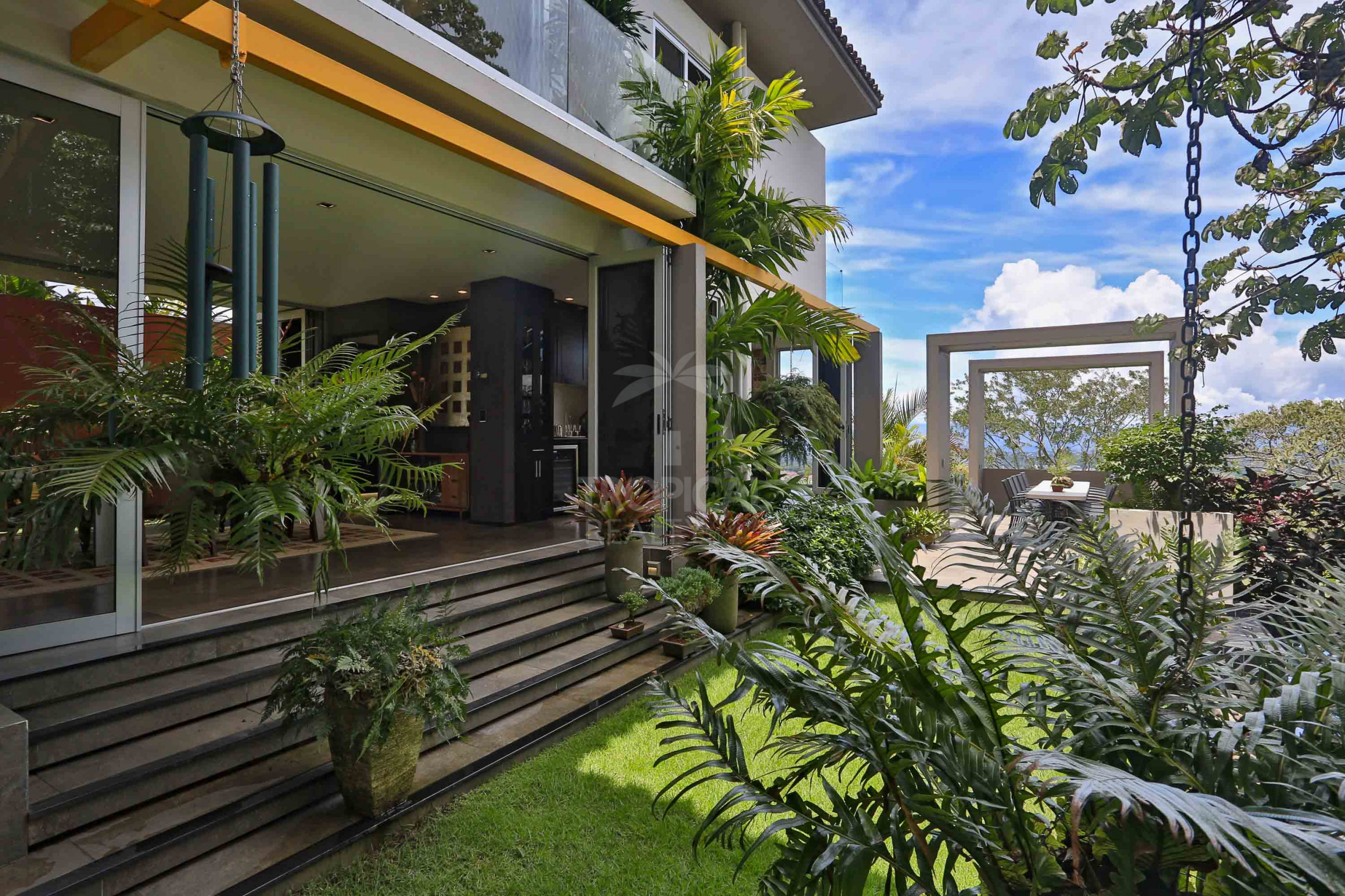 Luxury Home for Sale in Ciudad Colón – Infinity Pool & Forest Views