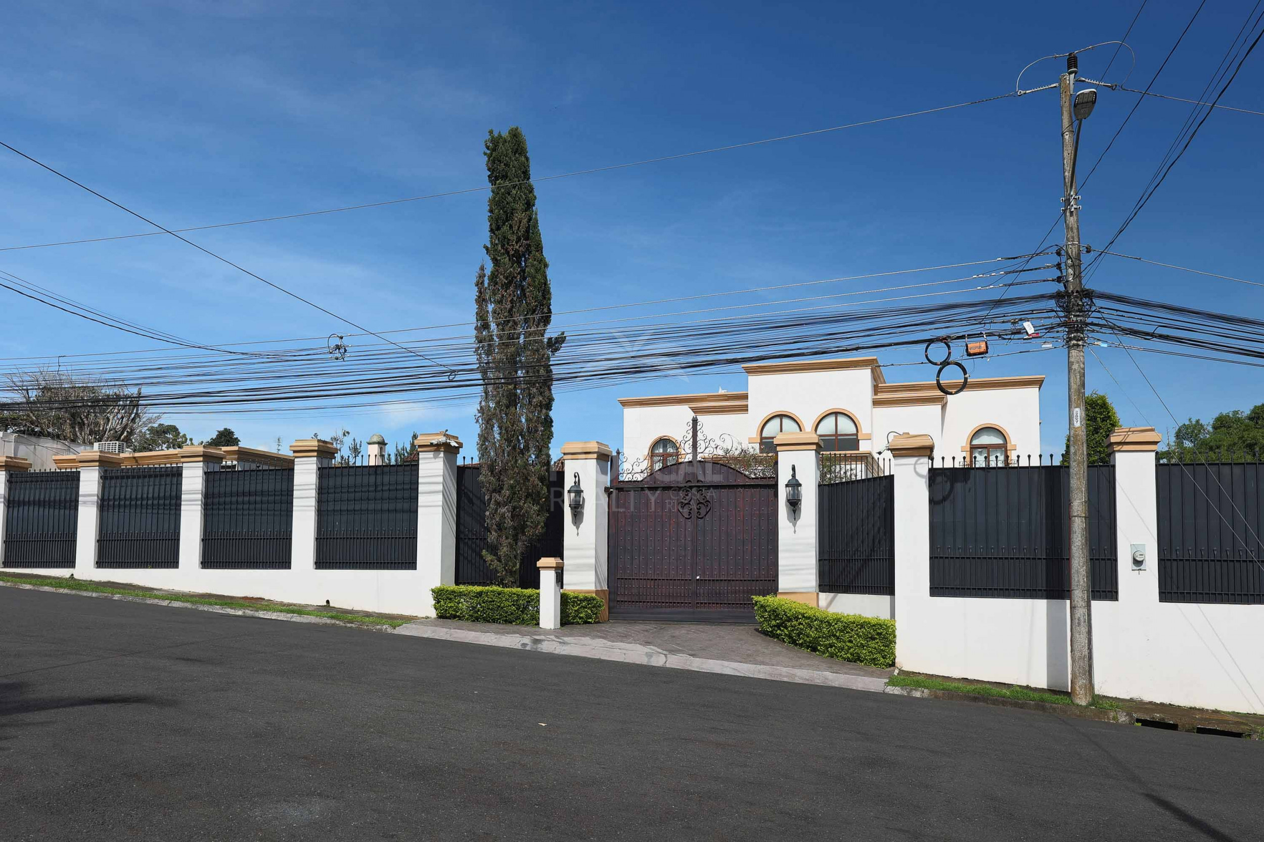 Luxury Home for Sale in Pinares de Curridabat – Modern Elegance Meets Timeless Comfort