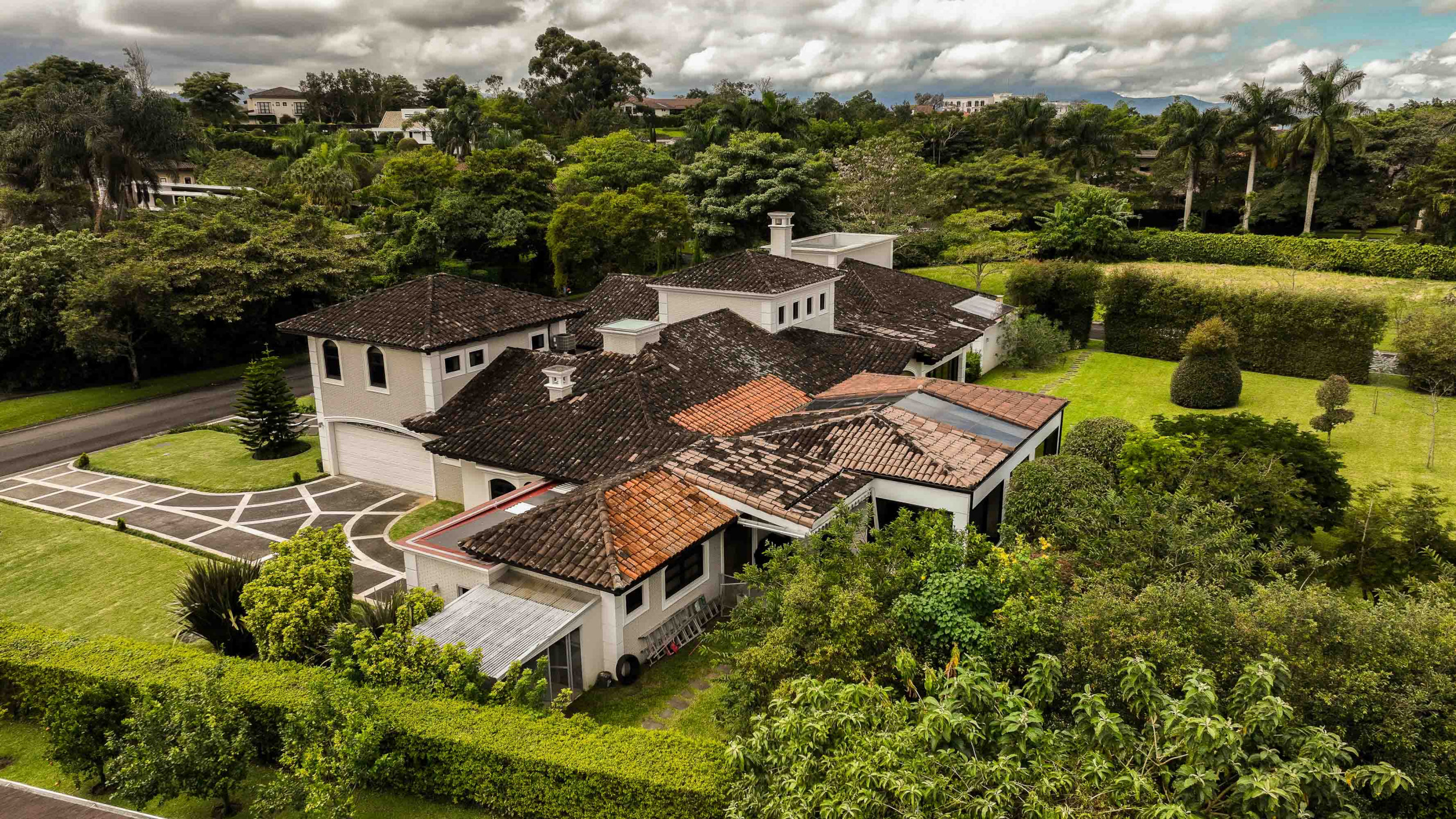 Monteran Luxury Estate: Exquisite 3-Bedroom Residence SOLD