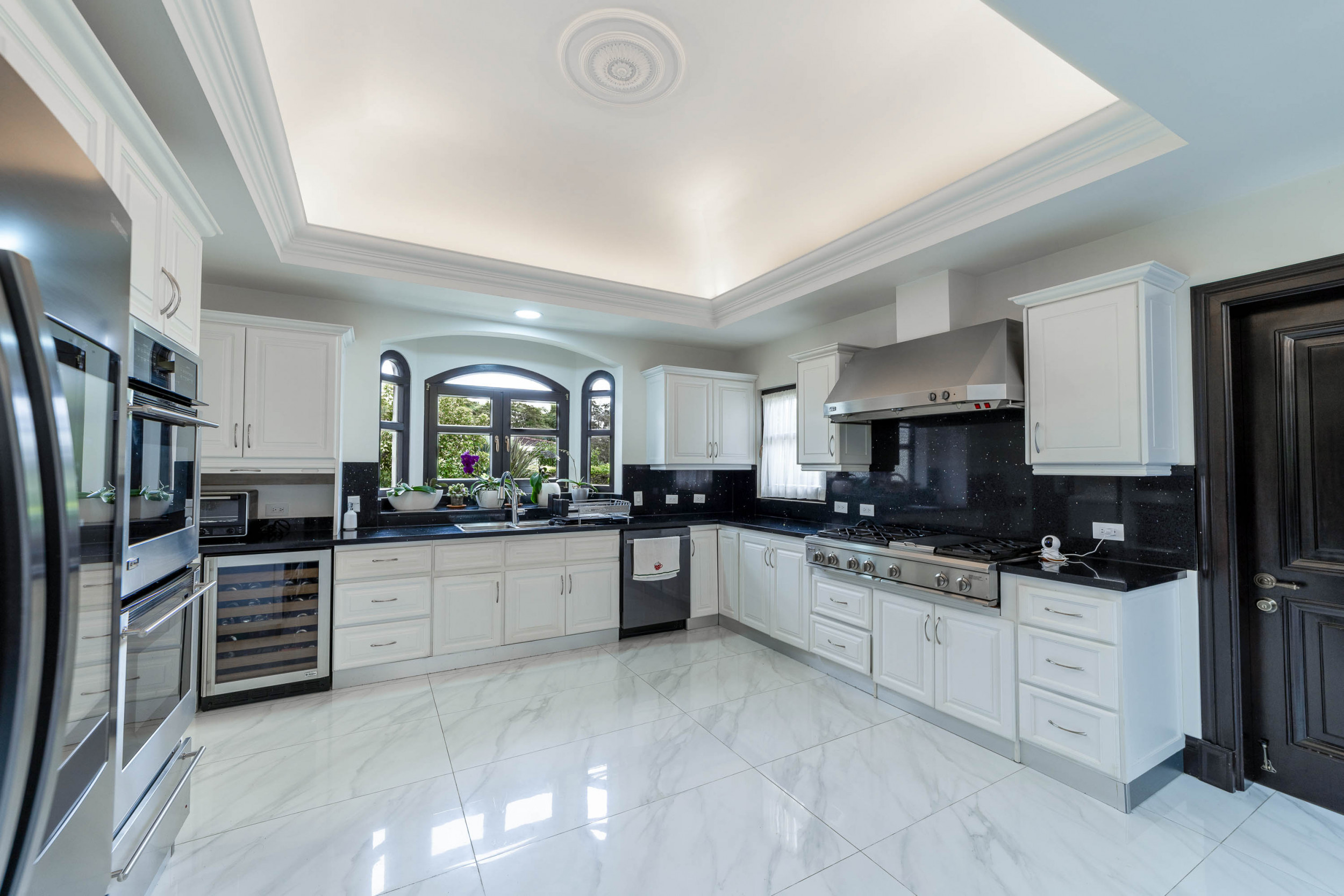 Monteran Luxury Estate: Exquisite 3-Bedroom Residence SOLD