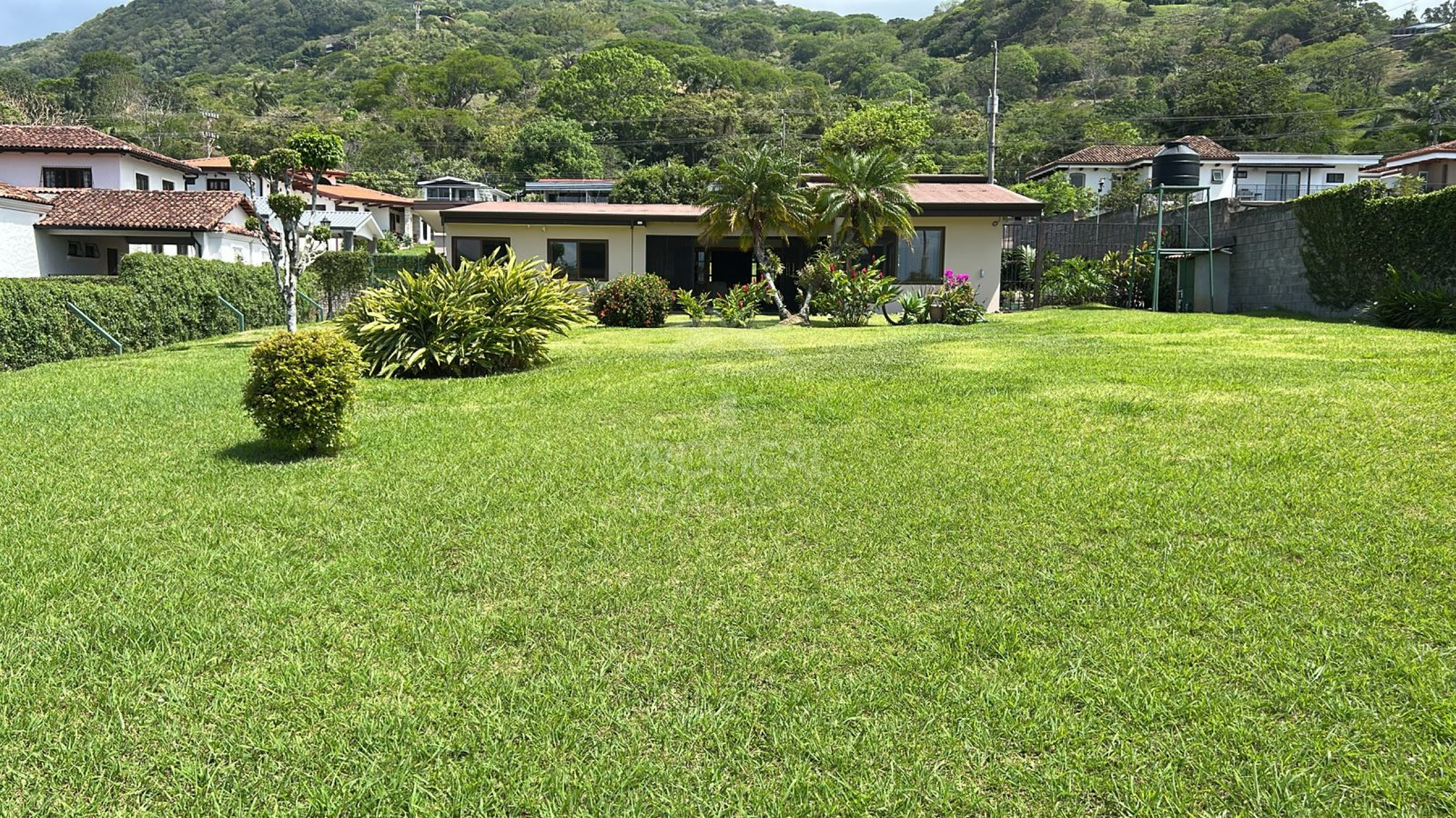 Single-Story Home for Sale in Piedades de Santa Ana – Expansive 1,927 m² Lot and Private Setting