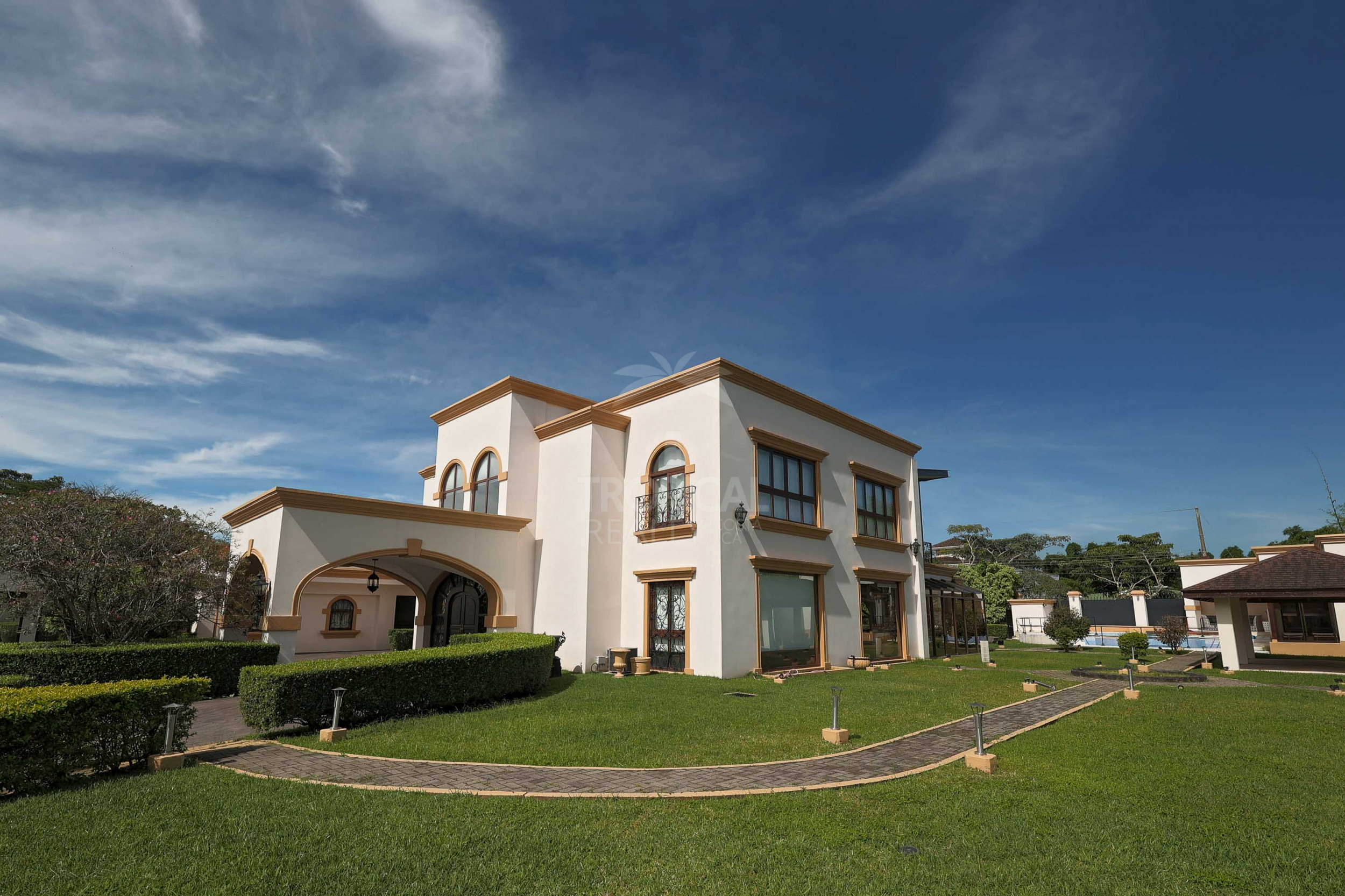 Luxury Home for Sale in Pinares de Curridabat – Modern Elegance Meets Timeless Comfort