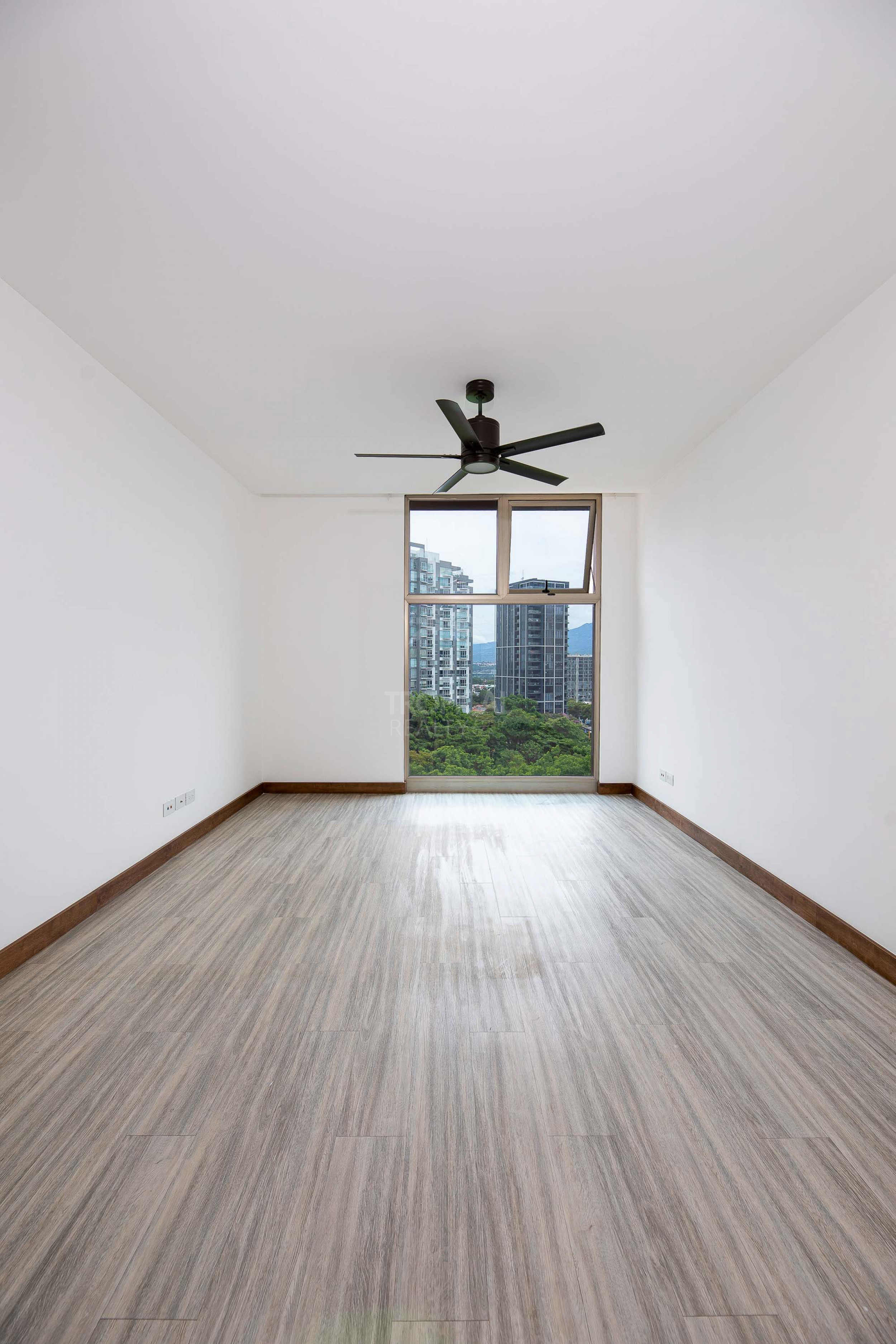 Luxury 10th Floor Condo with Panoramic Views in Nunciatura