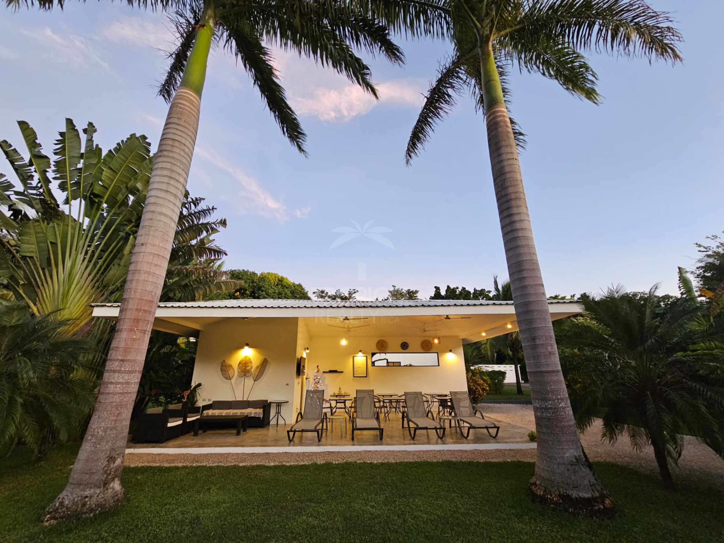 Luxury Bed & Breakfast Estate for Sale Near Playa Tamarindo – Prime Investment Opportunity