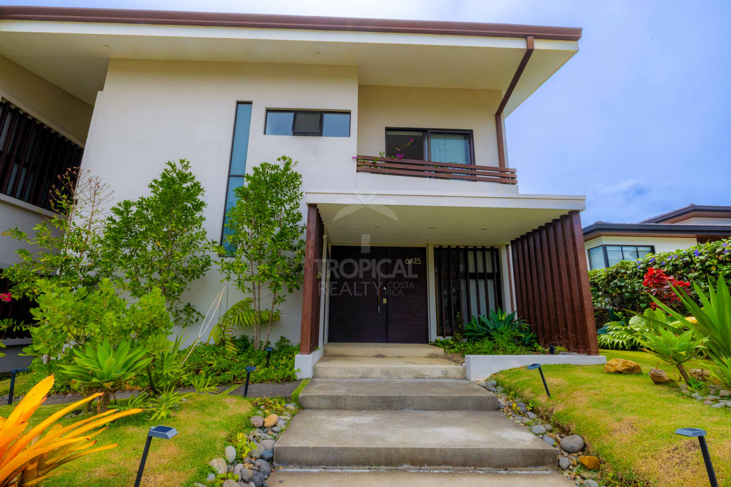 Luxury Residence for Sale in Hacienda Los Reyes – Contemporary Design, Guest Apartment & Exclusive Lifestyle