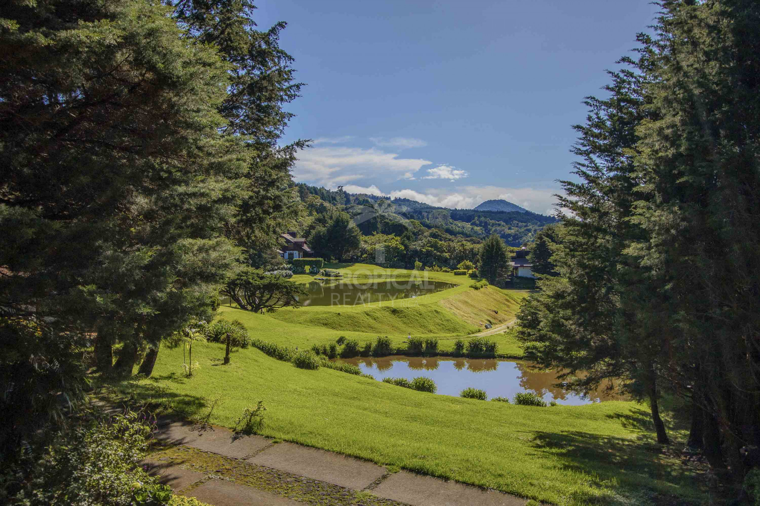 Alpine-Inspired Mountain Retreat in Monte Lagos, Heredia – A Nature Lover’s Paradise