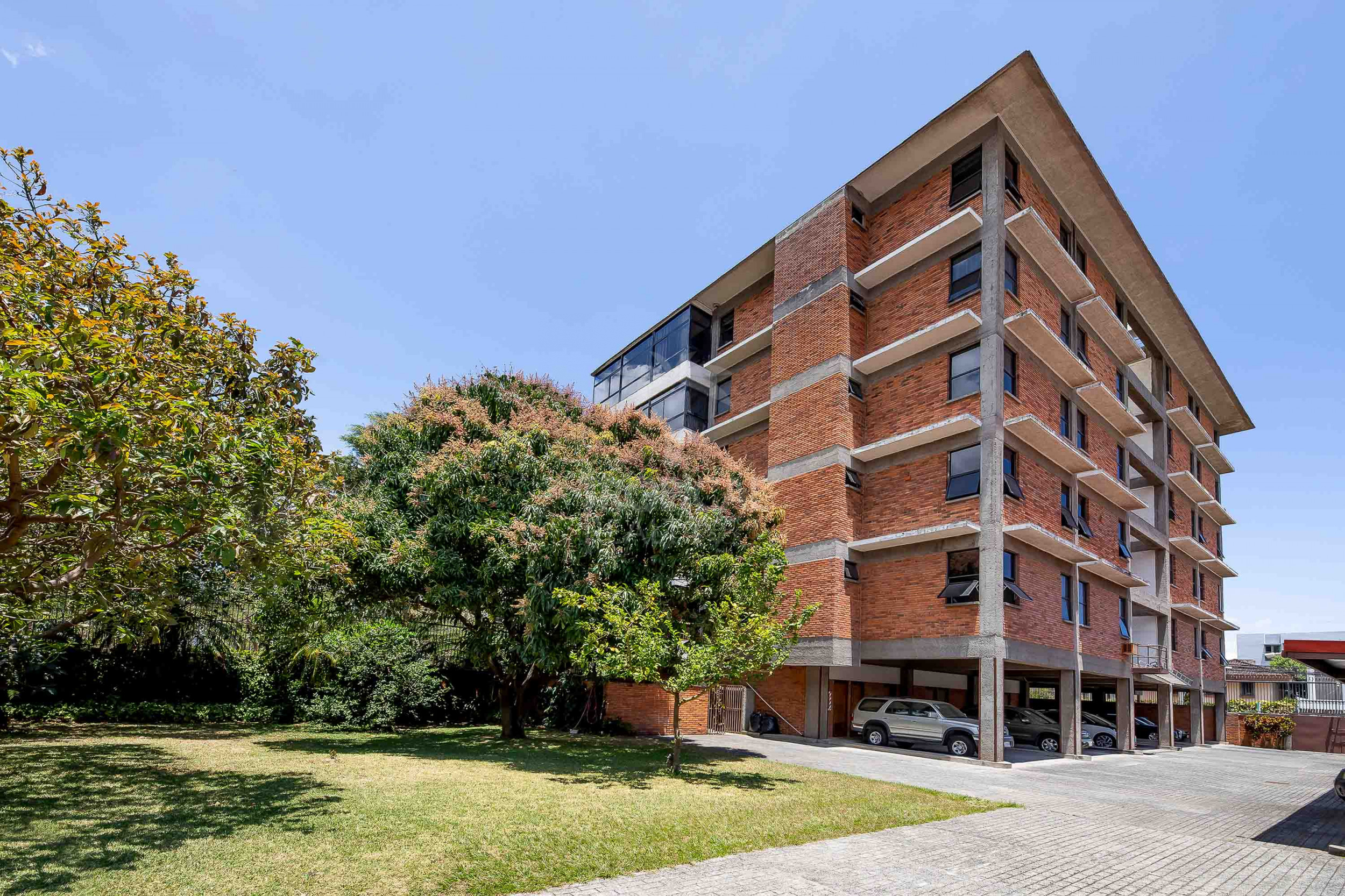 Luxury Apartment for Sale in Rohrmoser – Wraparound Balcony & Park Views