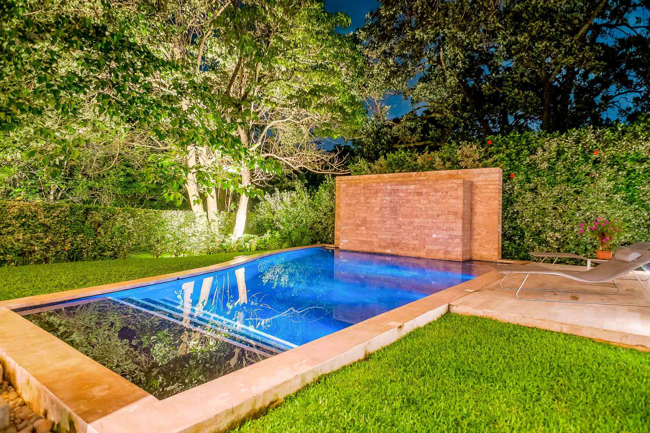 Luxurious Living: Casa Illuminata - Where Contemporary Elegance Meets Natural Splendor