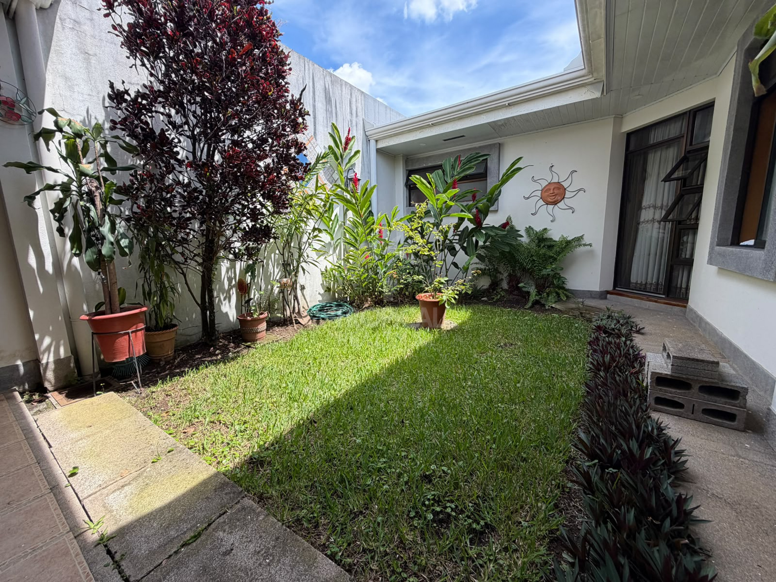 Casa de una planta en alquiler Escazu, Altos de Horizonte