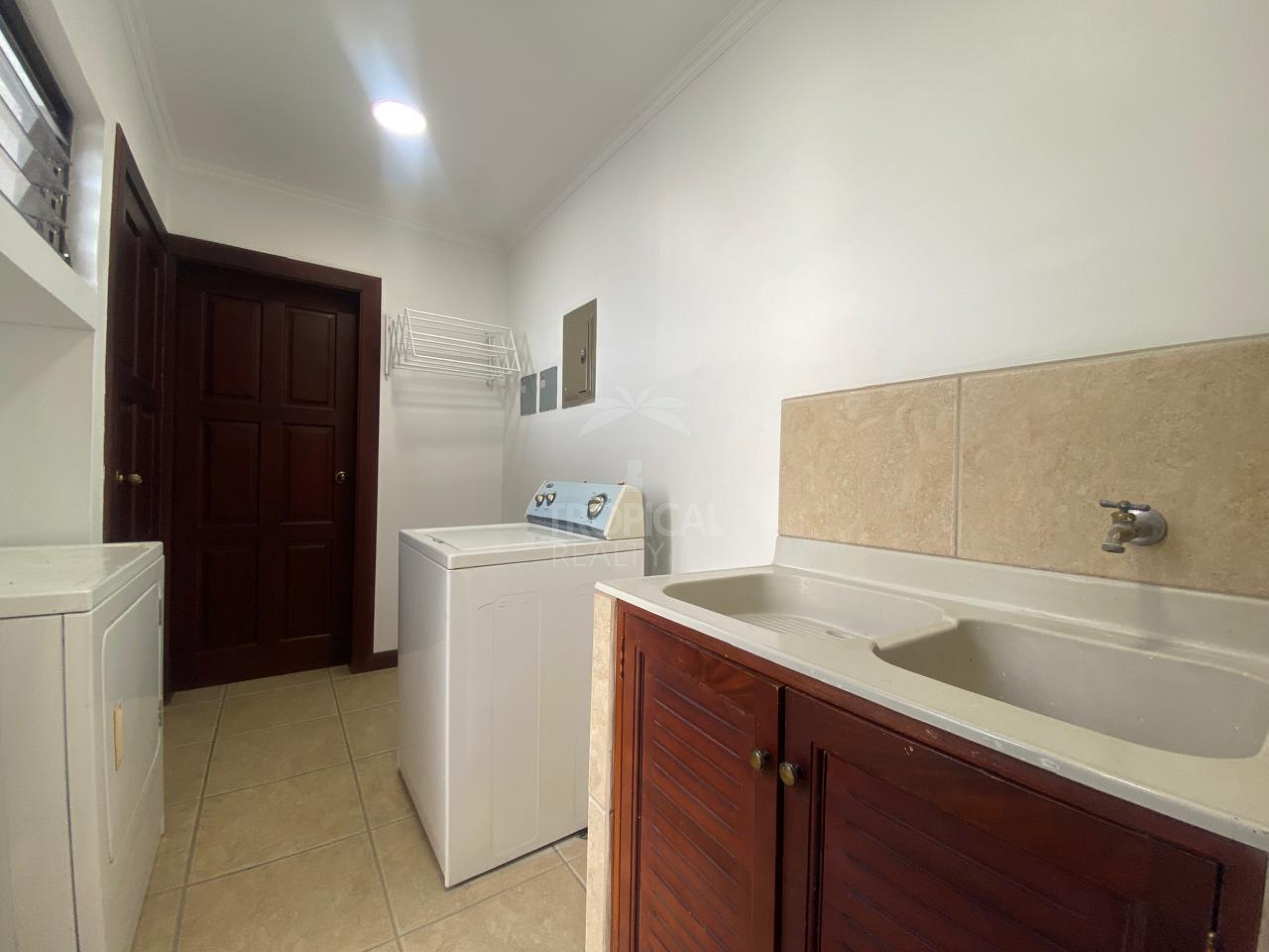 Spacious Semi-Furnished Apartment for Rent and Sale – Alto de las Palomas, Escazú
