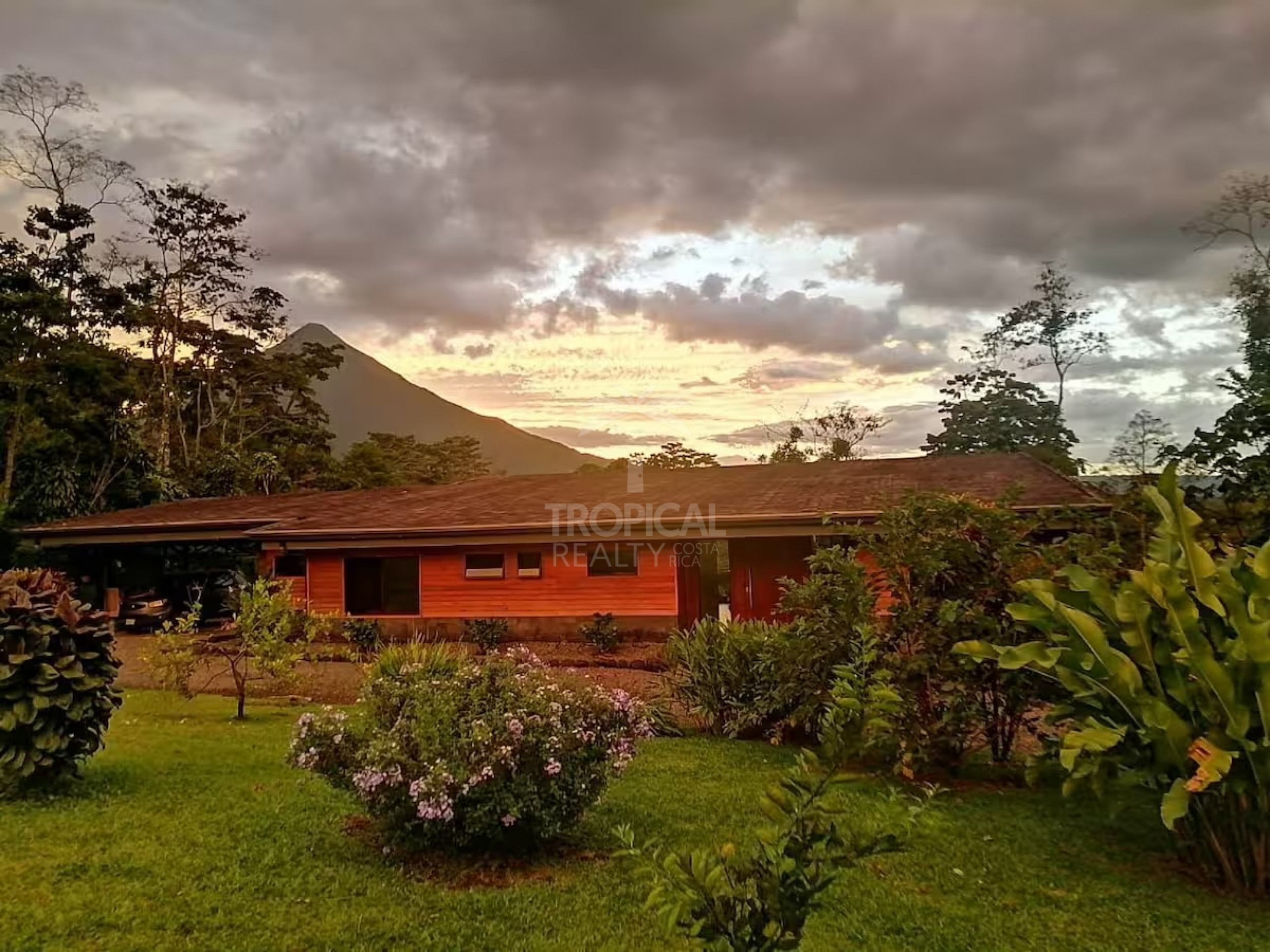 Own a Slice of Paradise in La Fortuna Arenal – Perfect for Living or Investing!