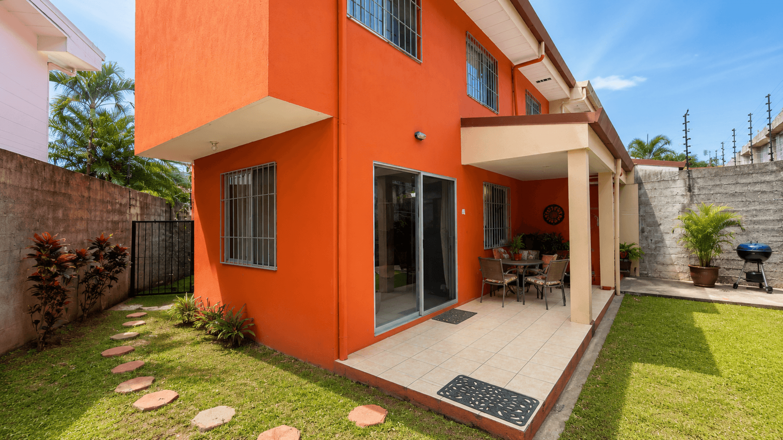 Family Home for Sale with Spacious Private Garden in Ciudad Colón – Boulevard Las Palmas