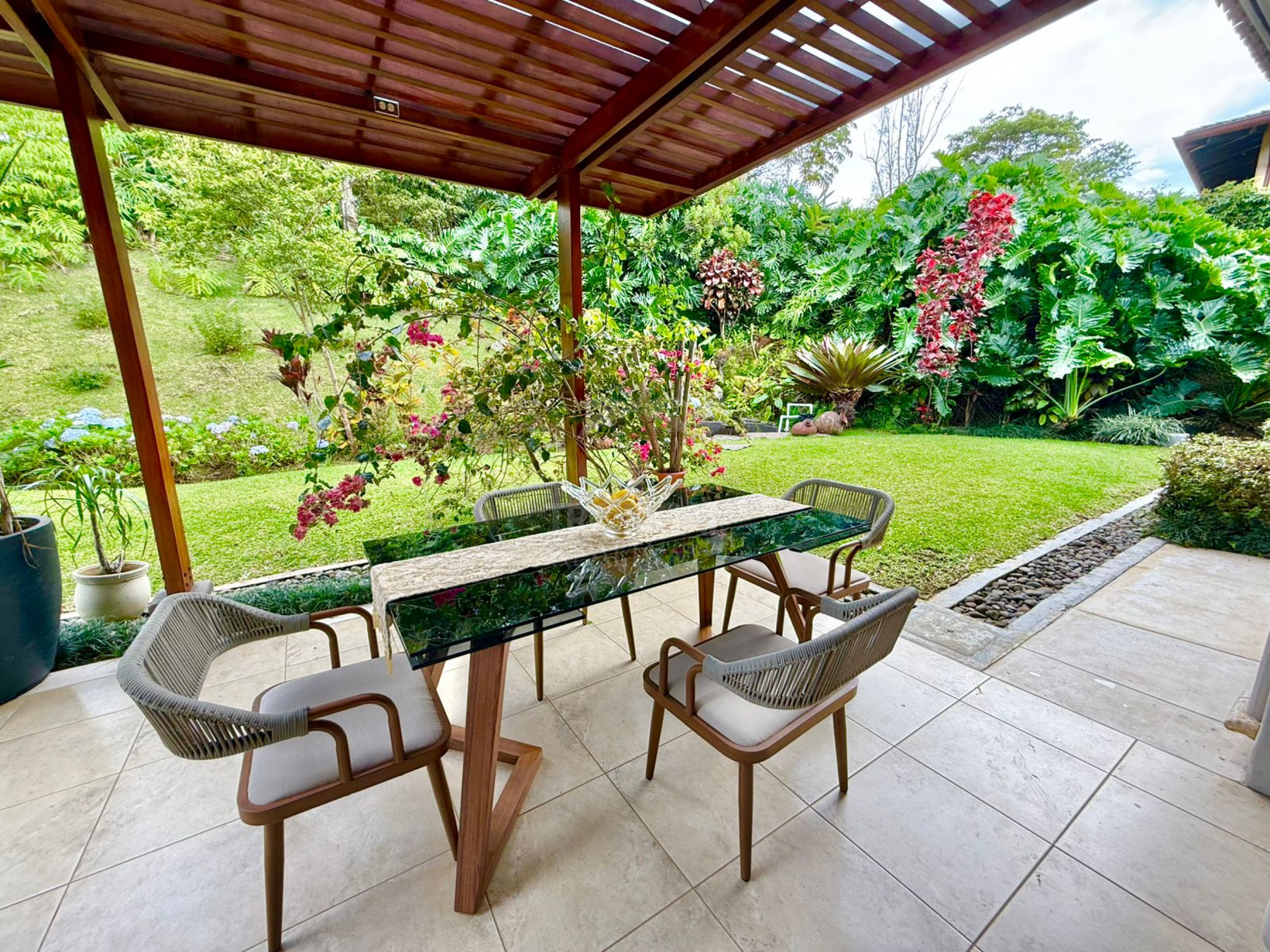 Luxury Single-Story Home in Monterán, Curridabat – 4 Bedrooms, Jacuzzi & 2,800 m² Lot