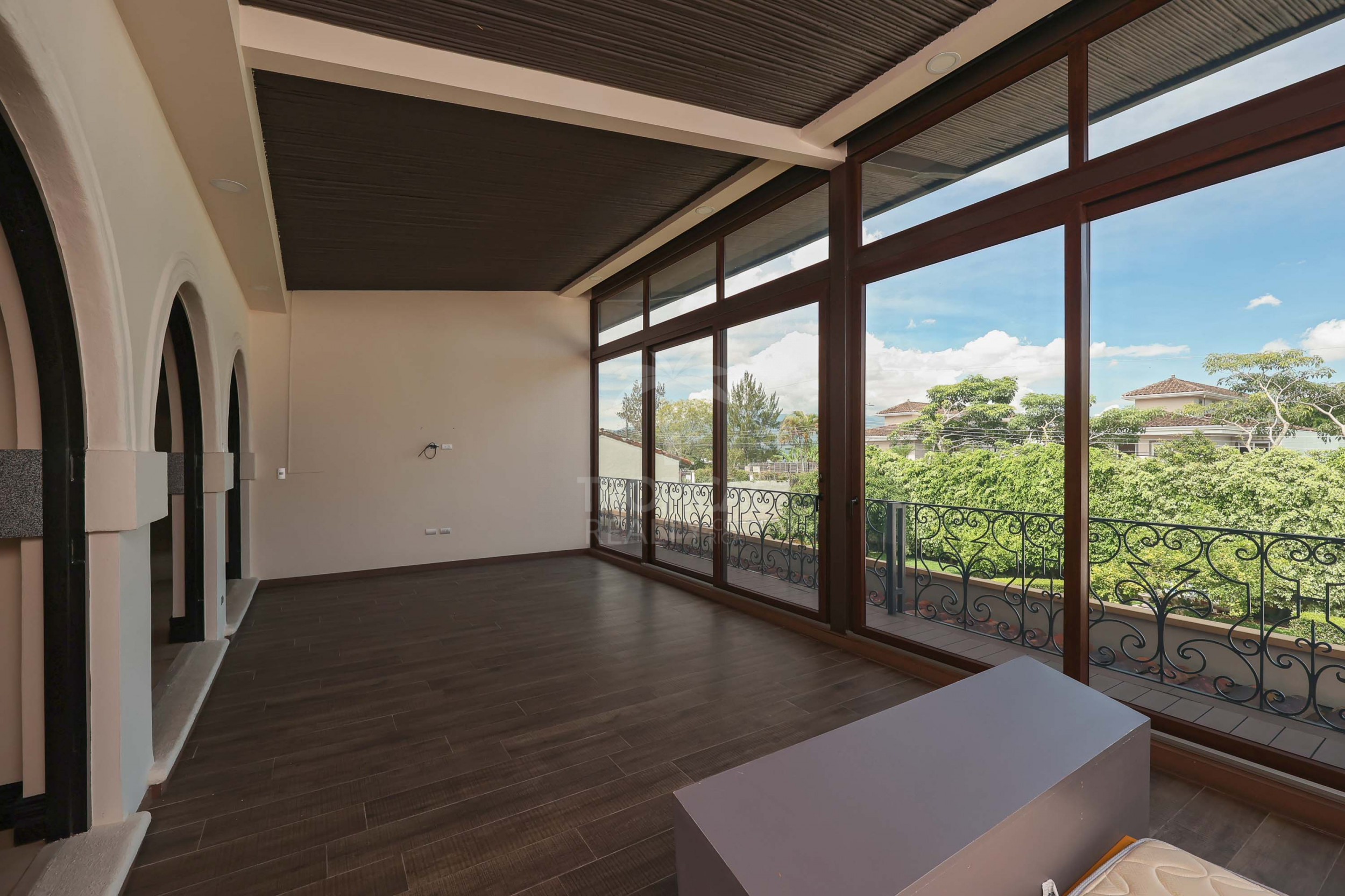 Luxury Home for Sale in Pinares de Curridabat – Modern Elegance Meets Timeless Comfort