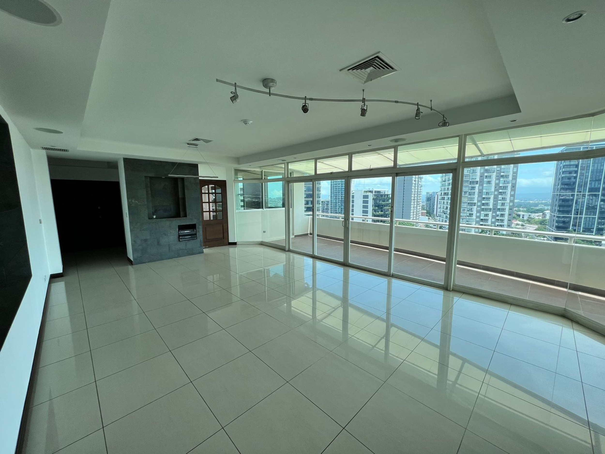 Penthouse Exclusivo en Torre Nunciatura: Elegancia y Funcionalidad SOLD