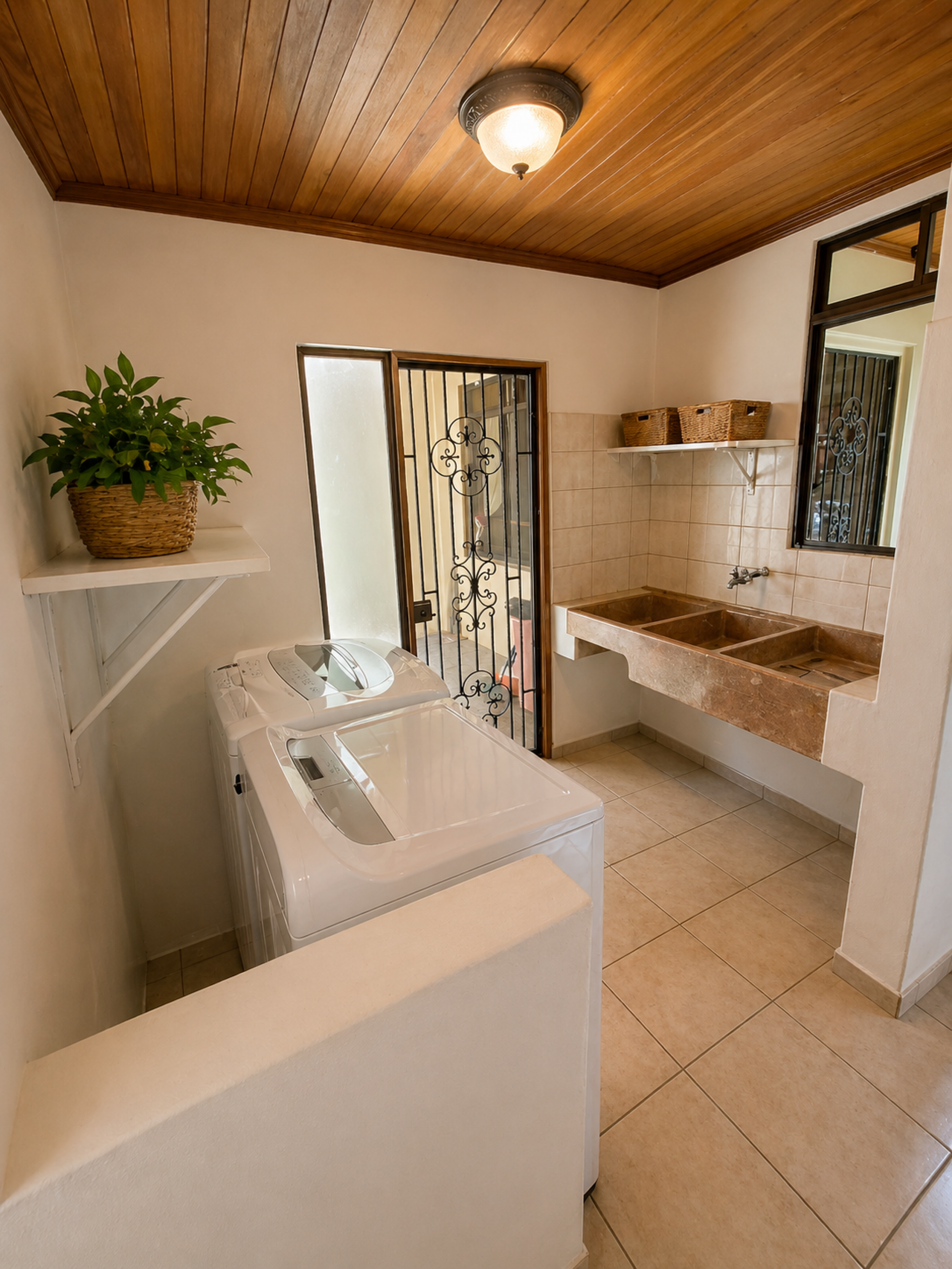 Home for Sale in Curridabat – 3 Levels, Office, TV Room & Spacious Layout