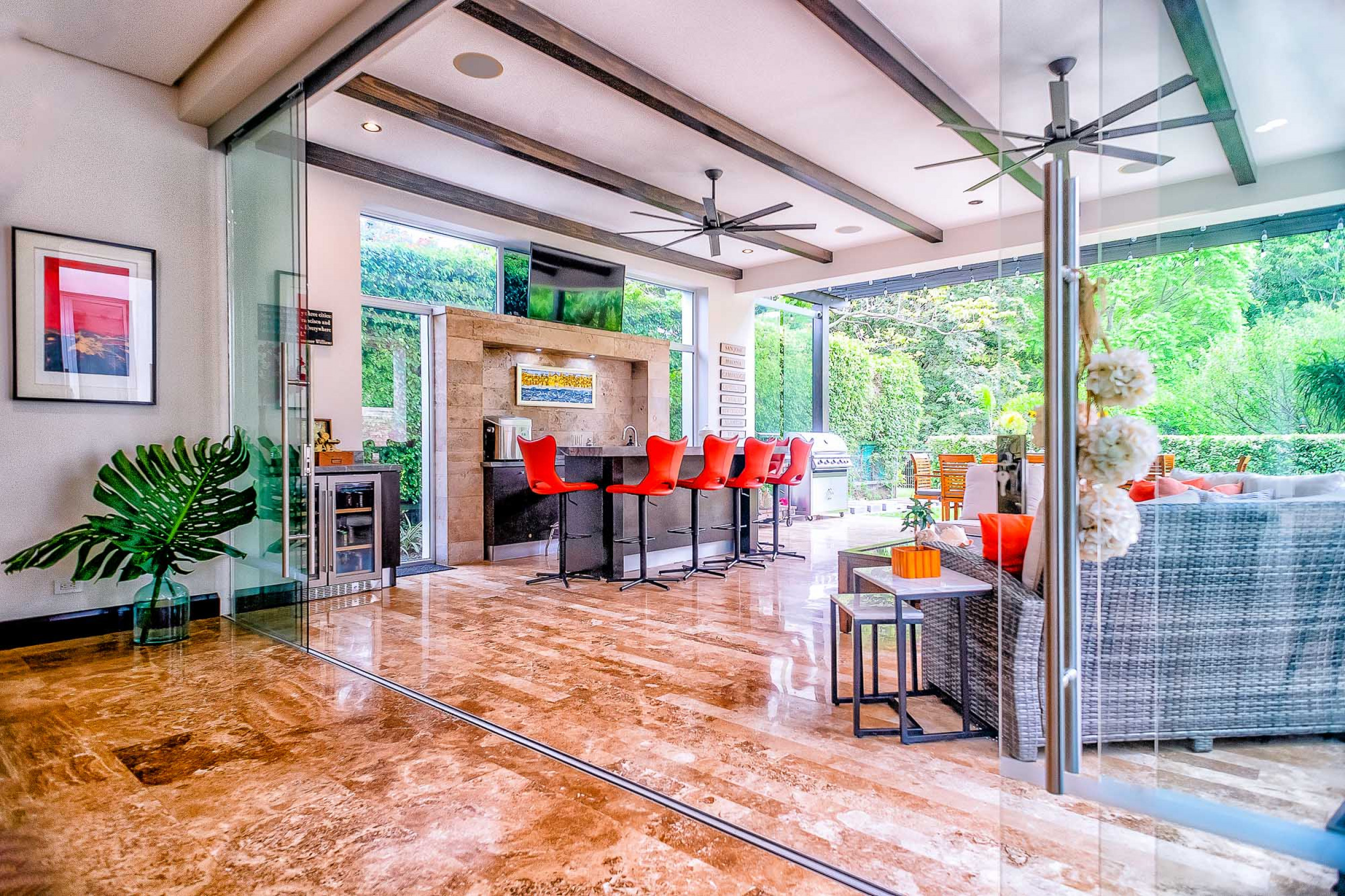 Luxurious Living: Casa Illuminata - Where Contemporary Elegance Meets Natural Splendor