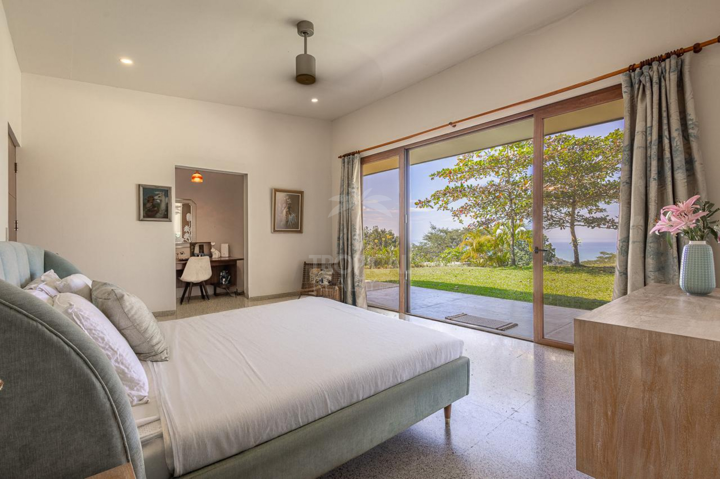 Villa de lujo con vista al mar en condominio cerrado – 3 habitaciones / 3.5 baños, piscina y lote de 5.000 m²