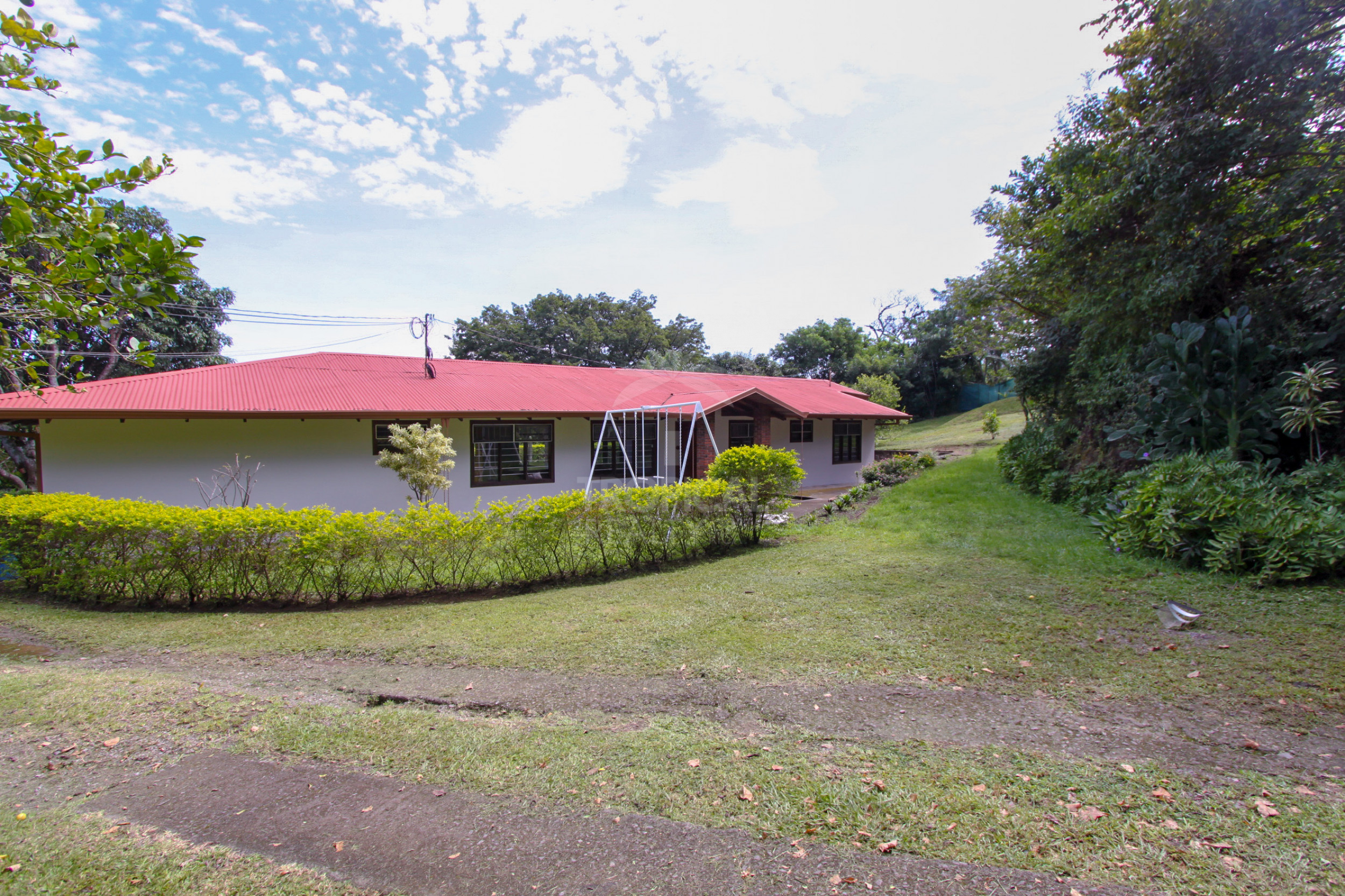 Single-Story Home for Sale – Santa Ana, Piedades | Expansive 2,650 m² Lot with Scenic Views and Development Potential