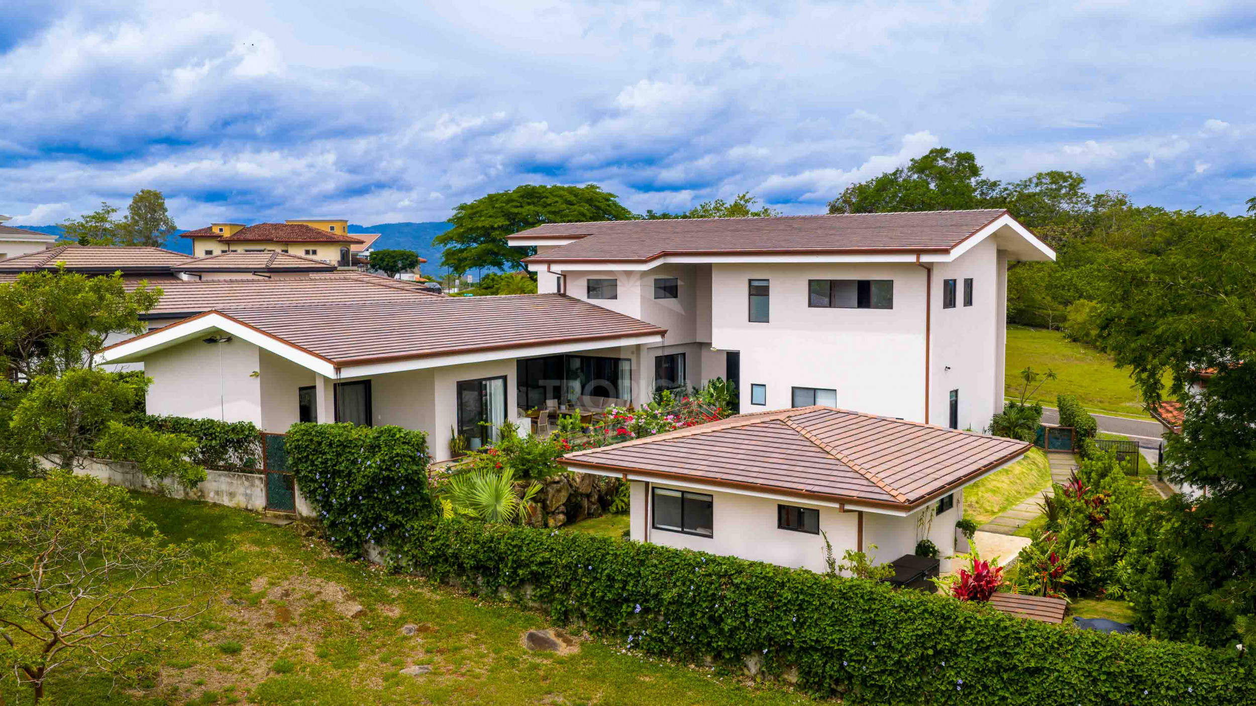 Luxury Residence for Sale in Hacienda Los Reyes – Contemporary Design, Guest Apartment & Exclusive Lifestyle
