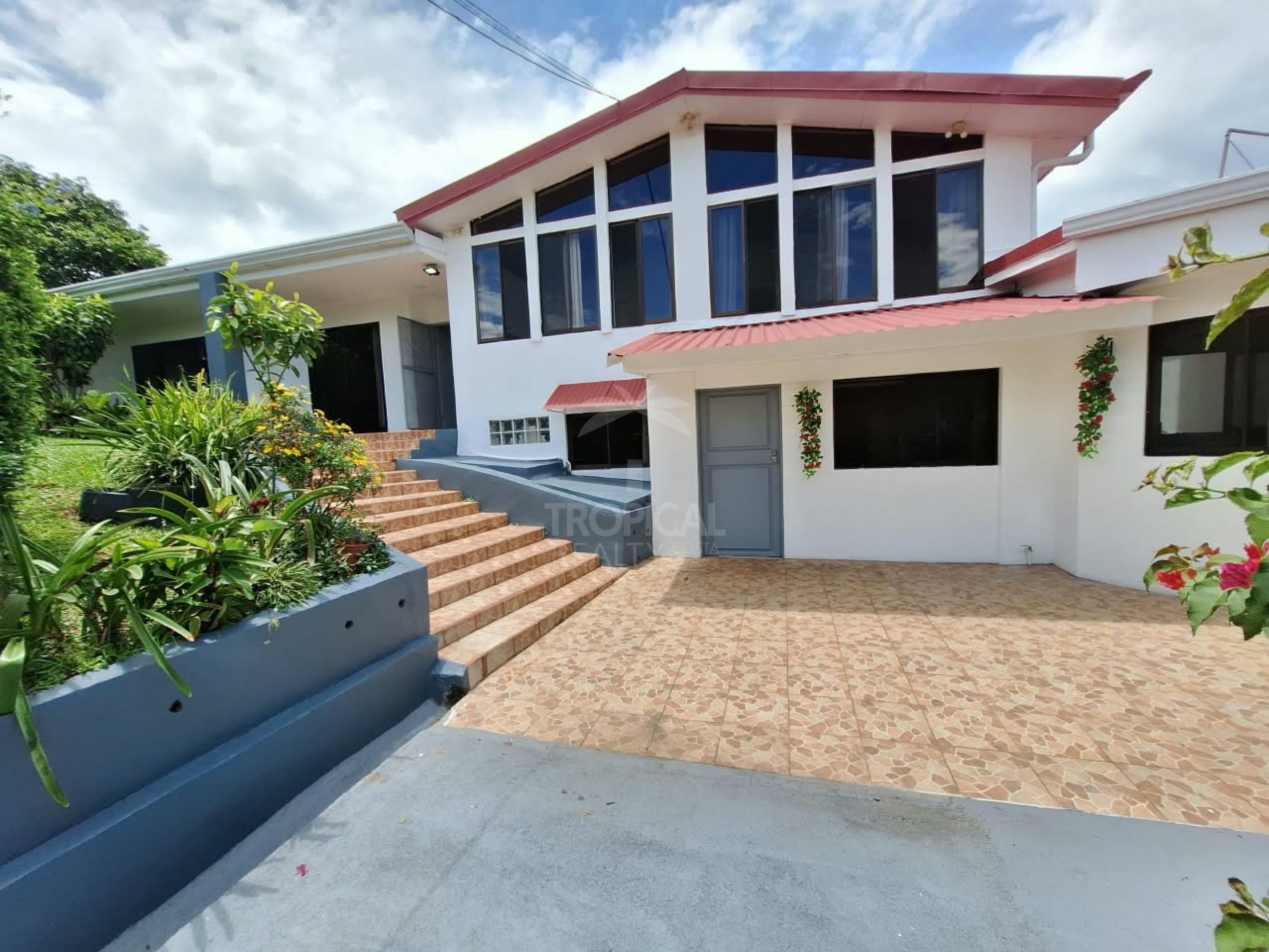 Multi-Purpose Property for Sale in Downtown Heredia – Residential Comfort, Investment Potential and Commercial Opportunity