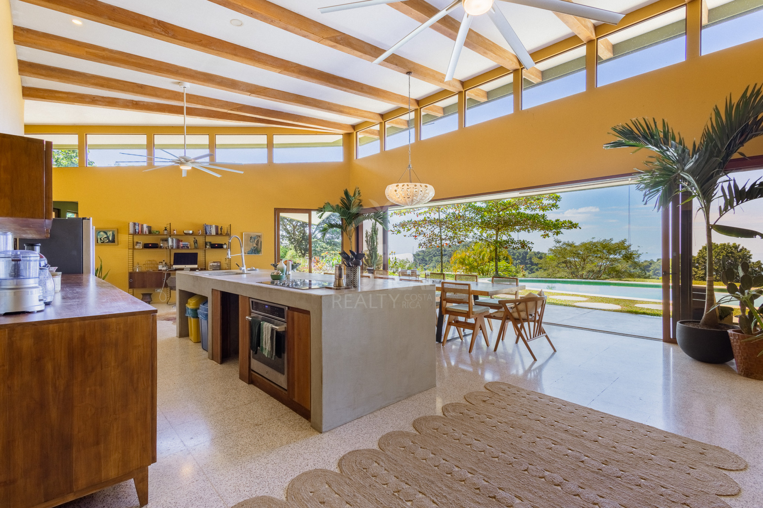 Villa de lujo con vista al mar en condominio cerrado – 3 habitaciones / 3.5 baños, piscina y lote de 5.000 m²
