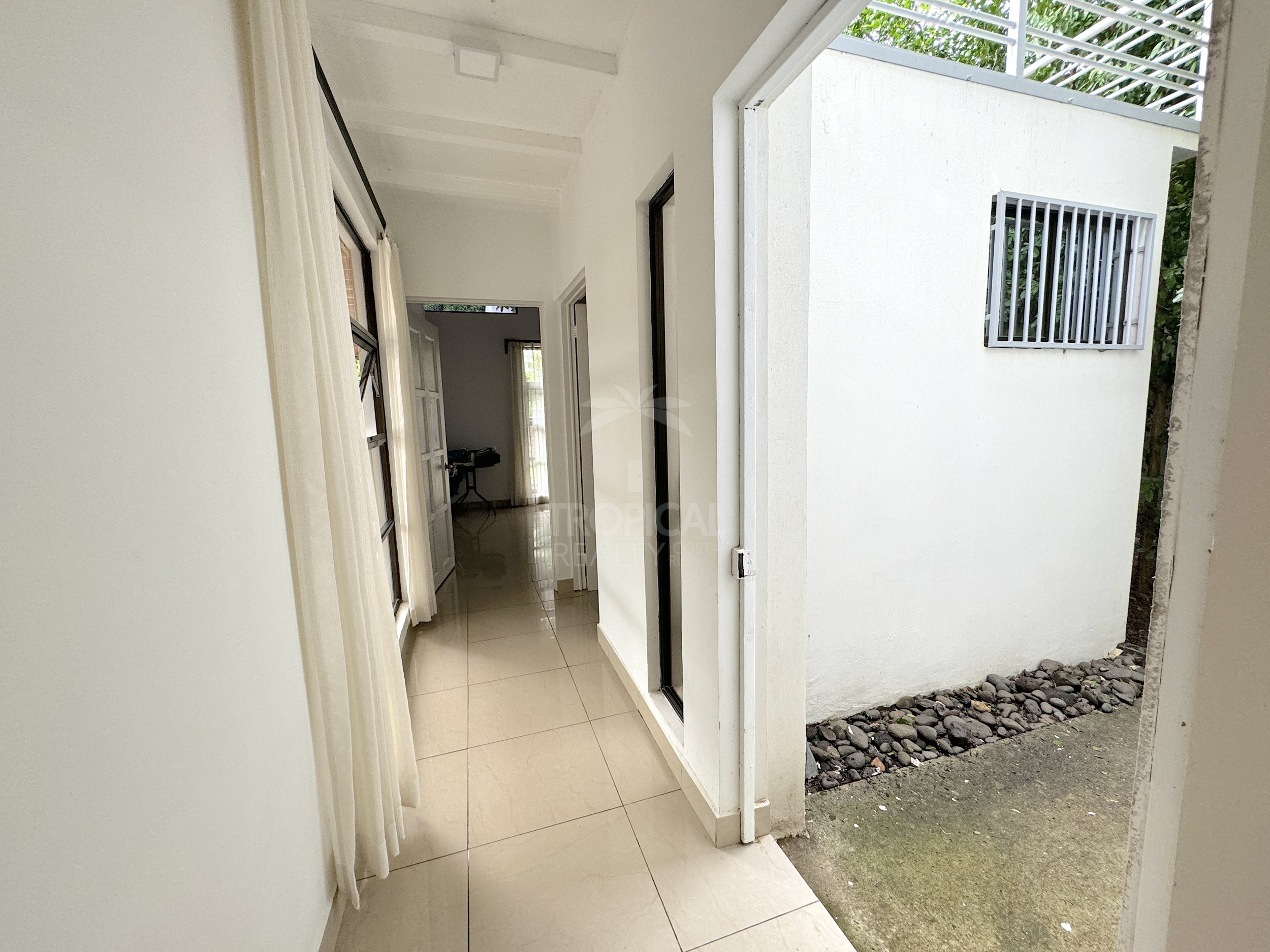 Modern Home for Sale in Playas del Coco – 2 Bedrooms, Fenced Garden, and Pool Potential