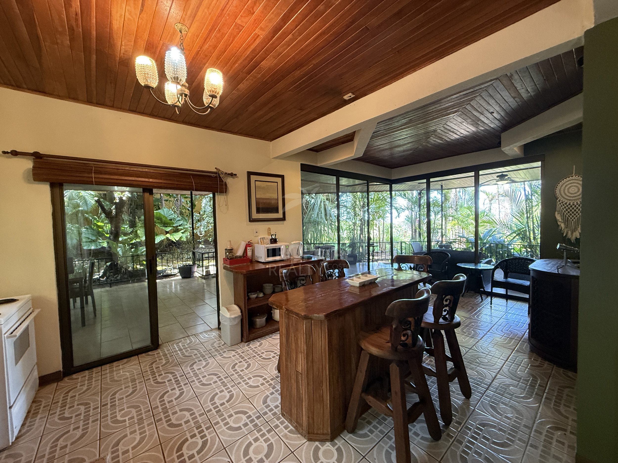 Property for sale with 3 houses and a cabin in Esparza!