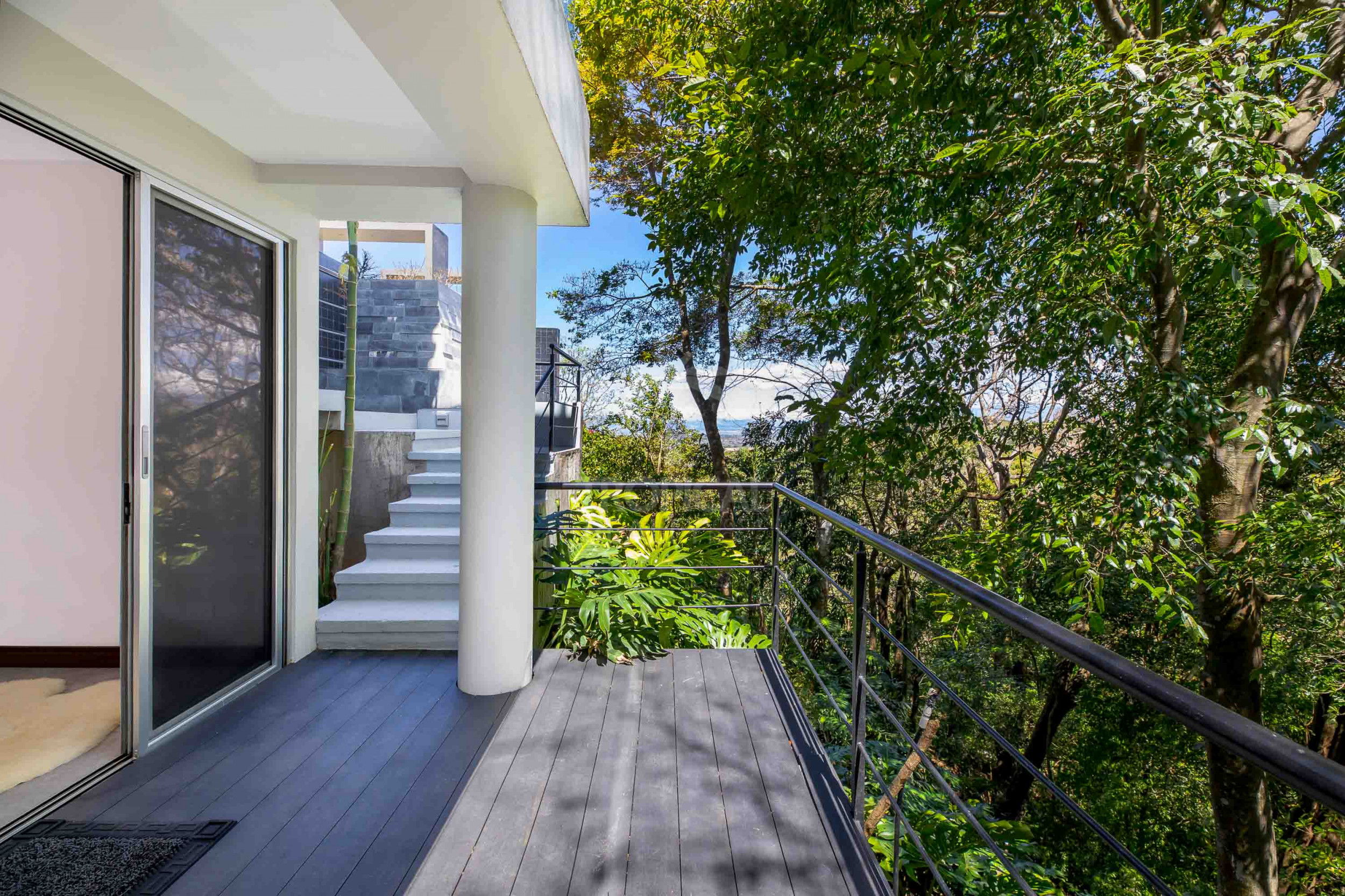 Luxury Home for Sale in Ciudad Colón – Infinity Pool & Forest Views