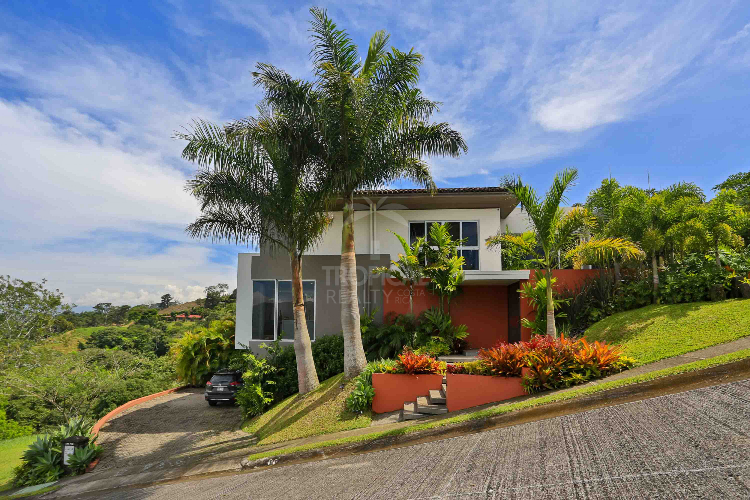 Luxury Home for Sale in Ciudad Colón – Infinity Pool & Forest Views