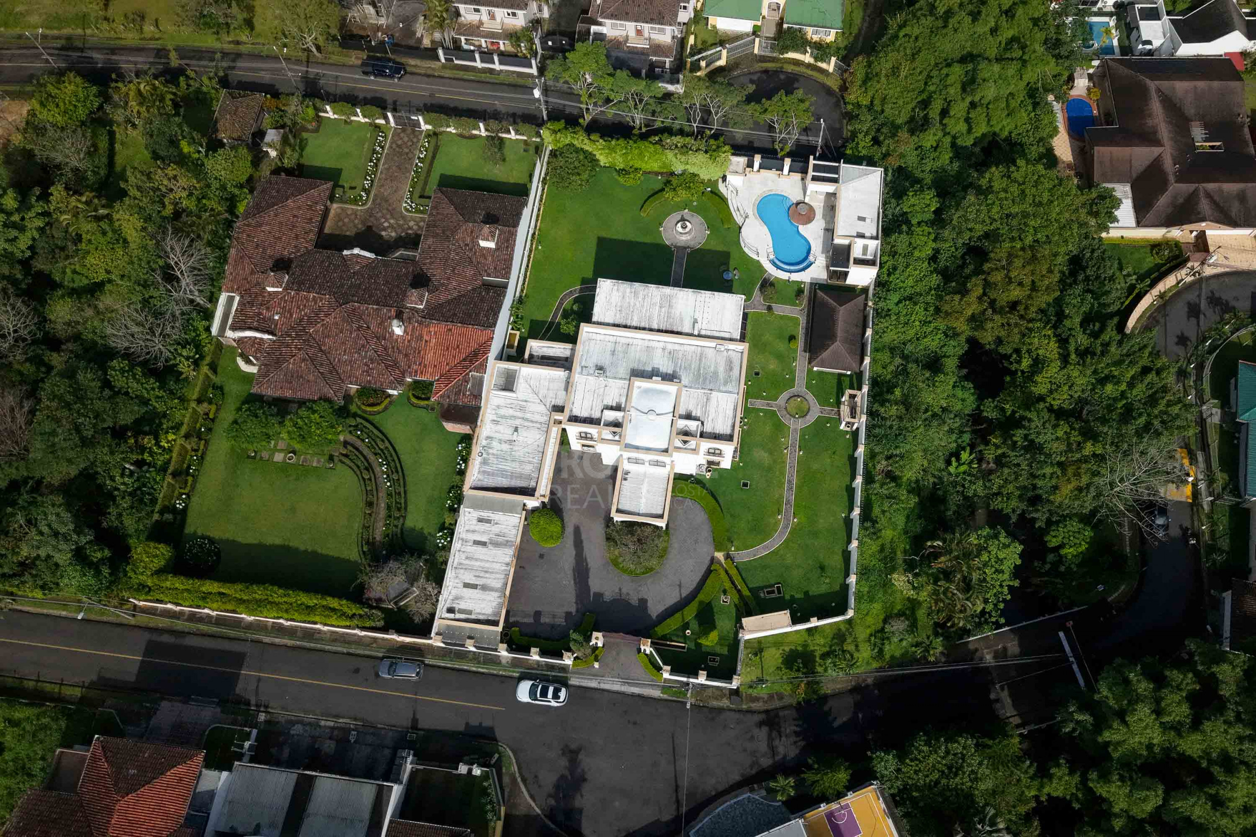 Luxury Home for Sale in Pinares de Curridabat – Modern Elegance Meets Timeless Comfort