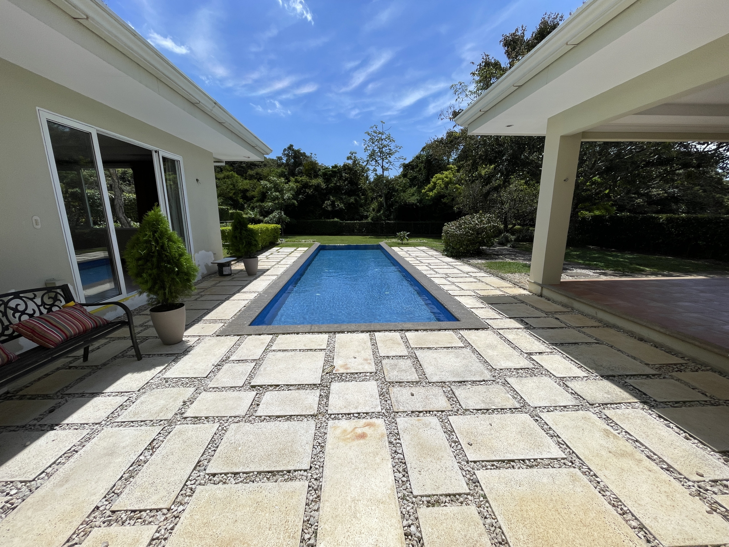 House for sale in Ciudad Colón, El Rodeo – With Pool and Spacious Green Areas