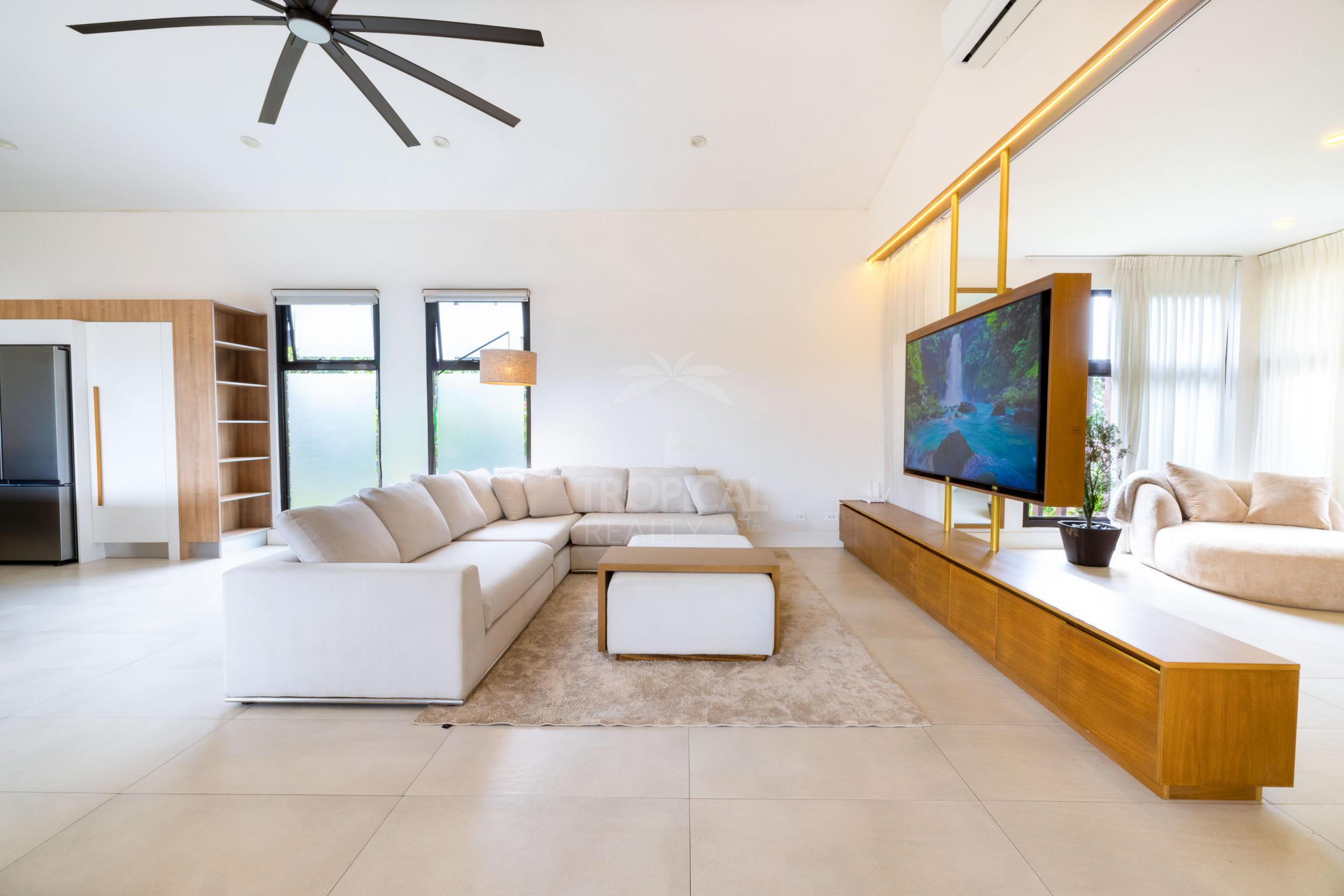 Luxury Residence for Sale in Hacienda Los Reyes – Contemporary Design, Guest Apartment & Exclusive Lifestyle