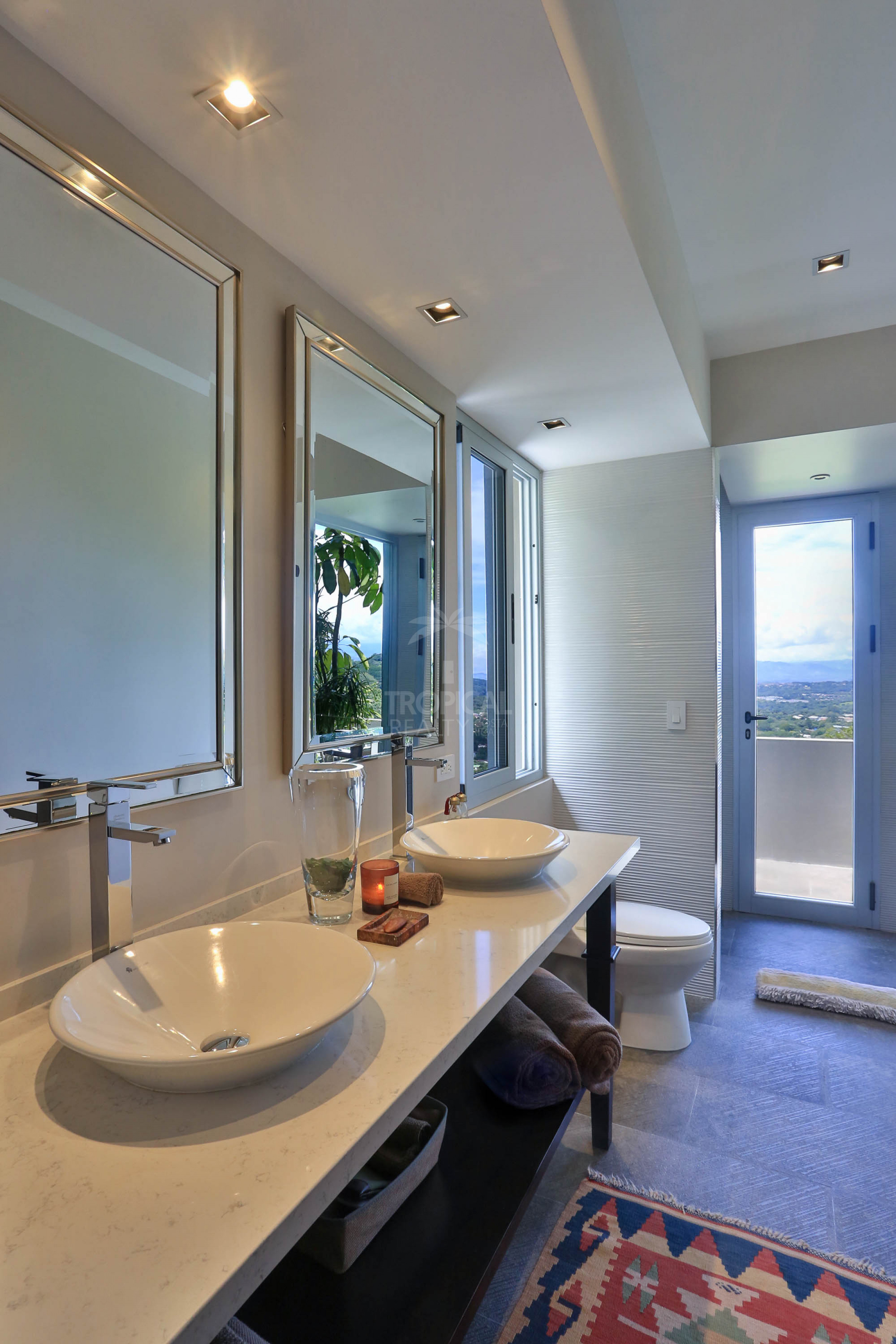 Luxury Home for Sale in Ciudad Colón – Infinity Pool & Forest Views