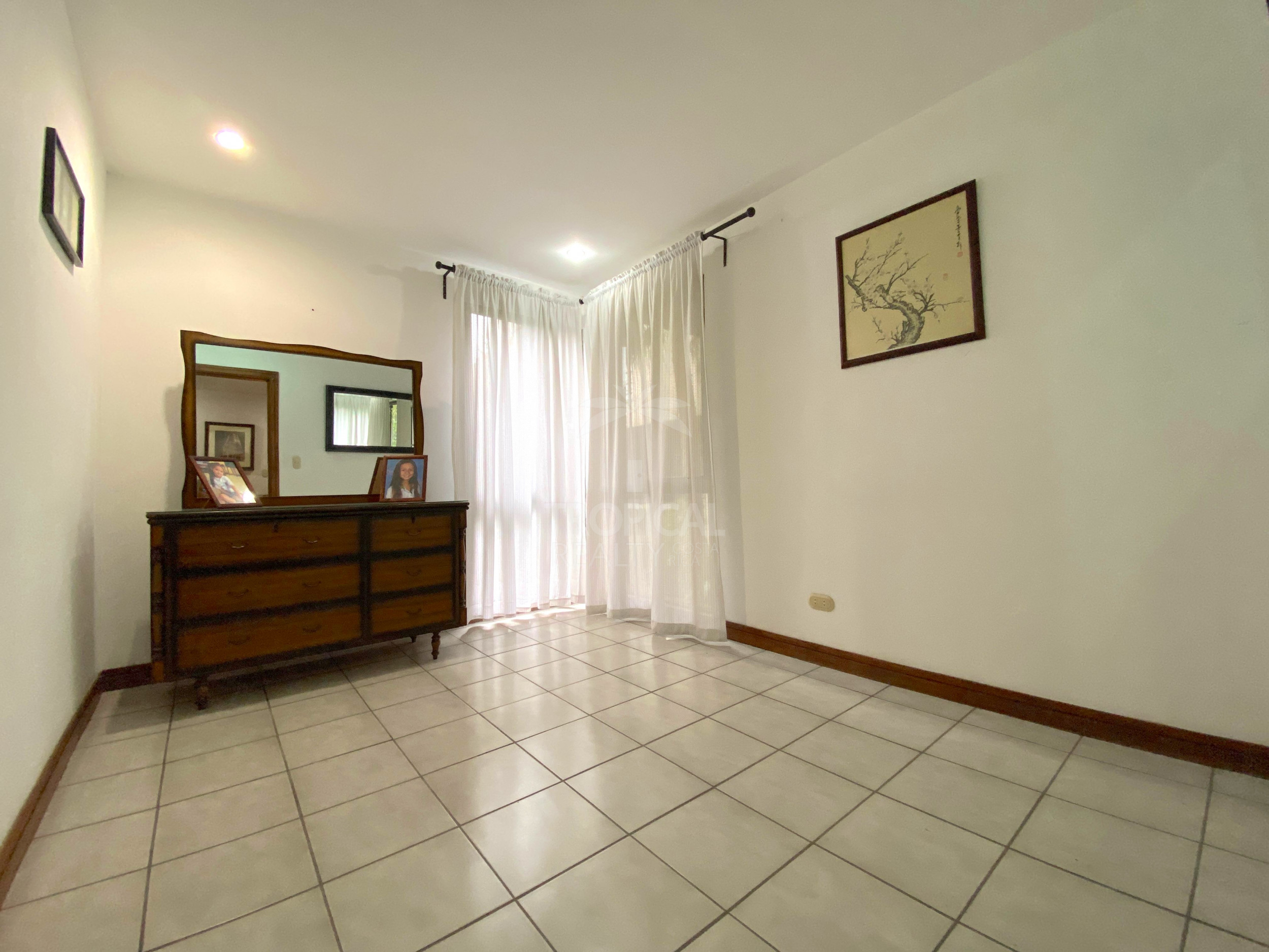 Spacious Apartment in Condominio Santa Fe: Space, Escazu