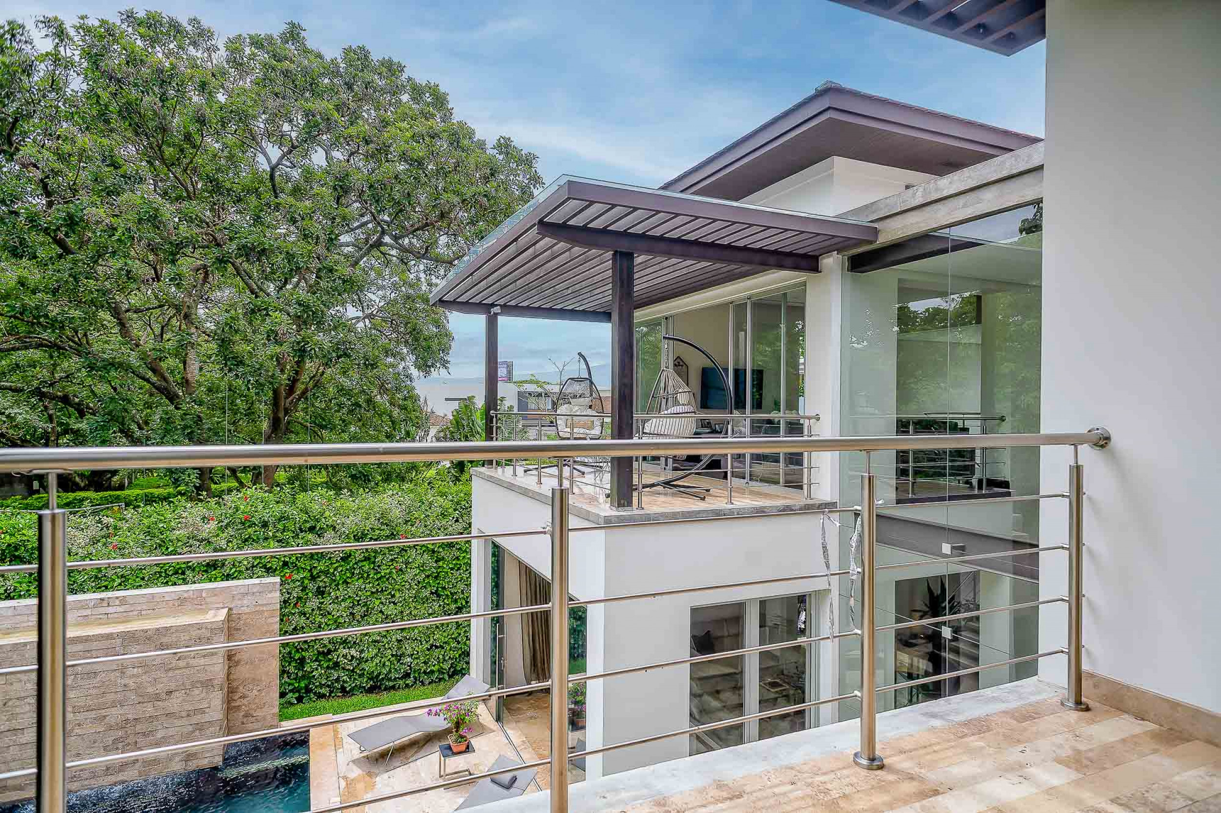 Luxurious Living: Casa Illuminata - Where Contemporary Elegance Meets Natural Splendor