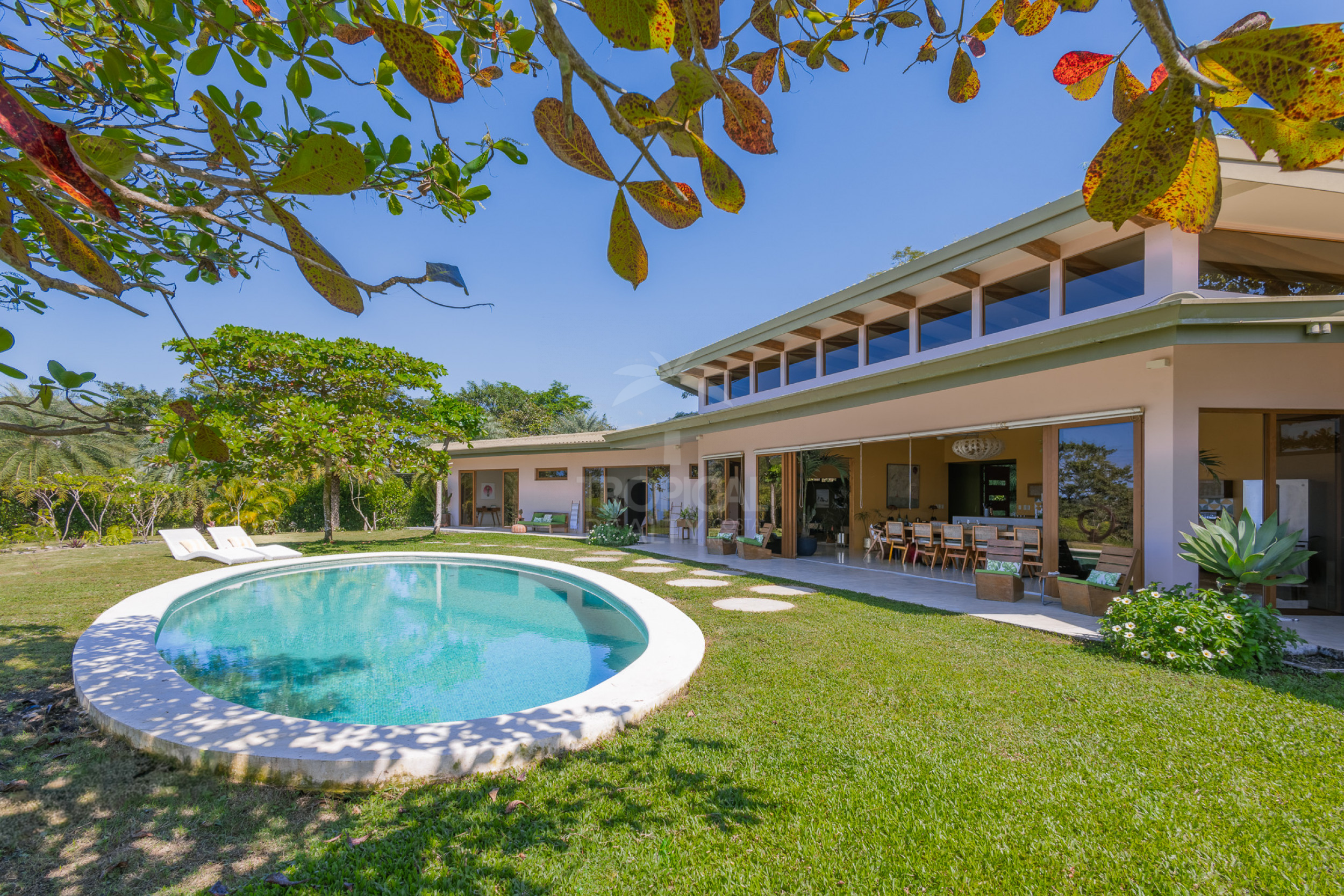 Villa de lujo con vista al mar en condominio cerrado – 3 habitaciones / 3.5 baños, piscina y lote de 5.000 m²