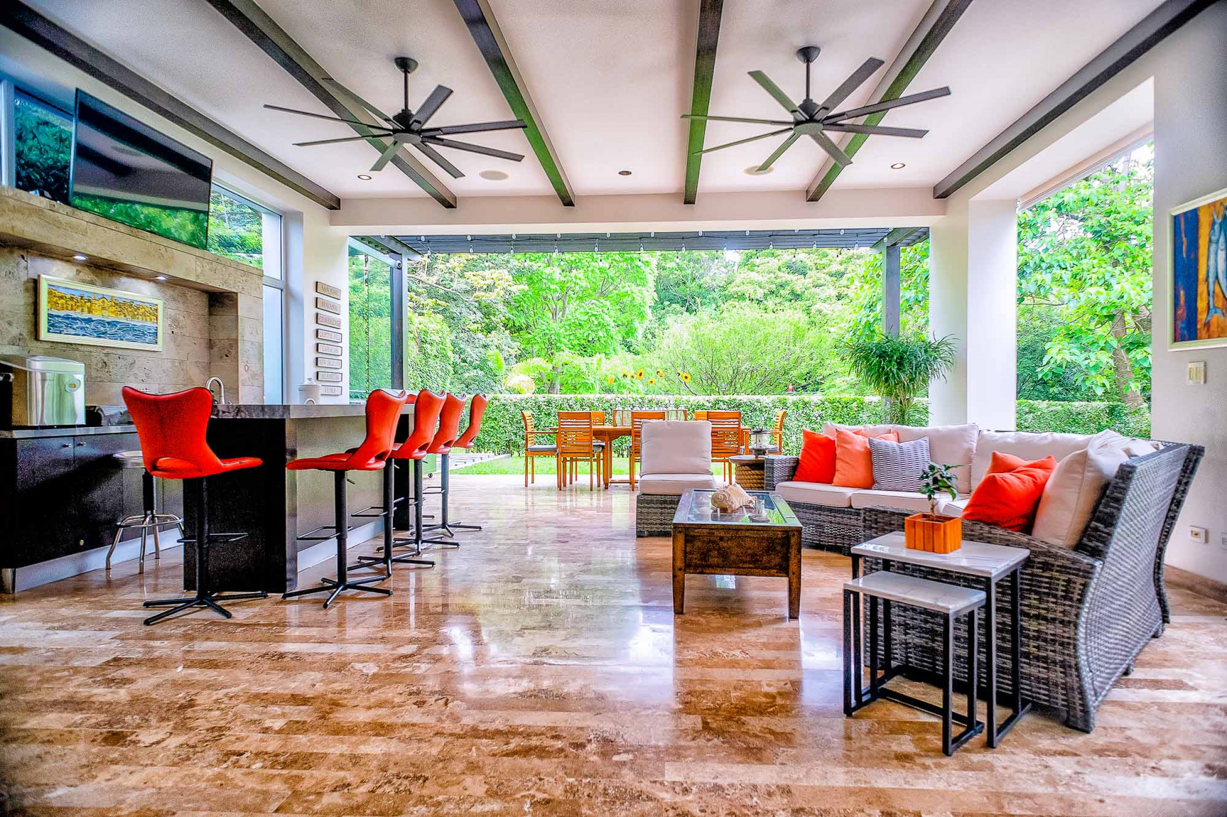 Luxurious Living: Casa Illuminata - Where Contemporary Elegance Meets Natural Splendor