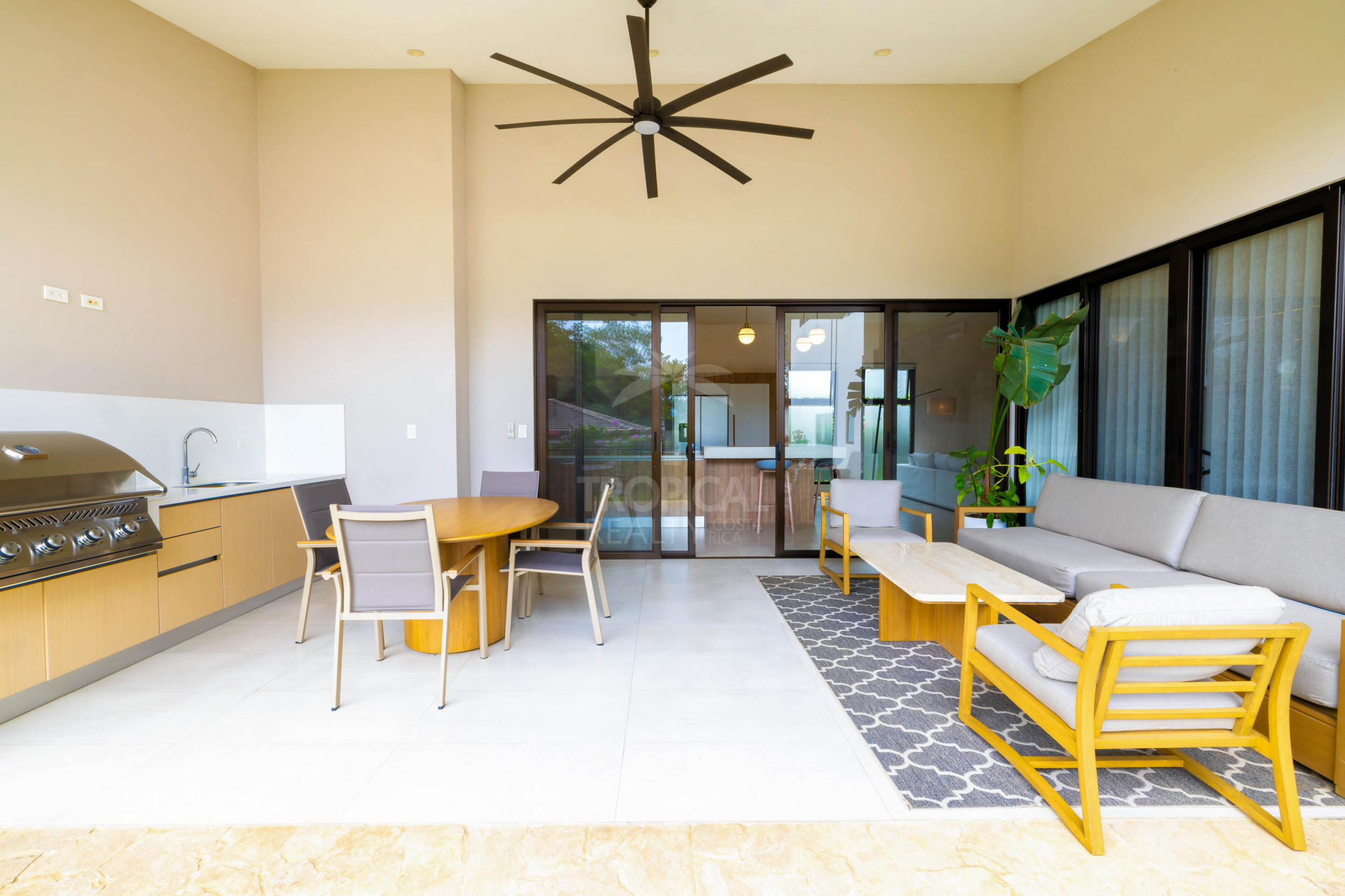 Luxury Residence for Sale in Hacienda Los Reyes – Contemporary Design, Guest Apartment & Exclusive Lifestyle