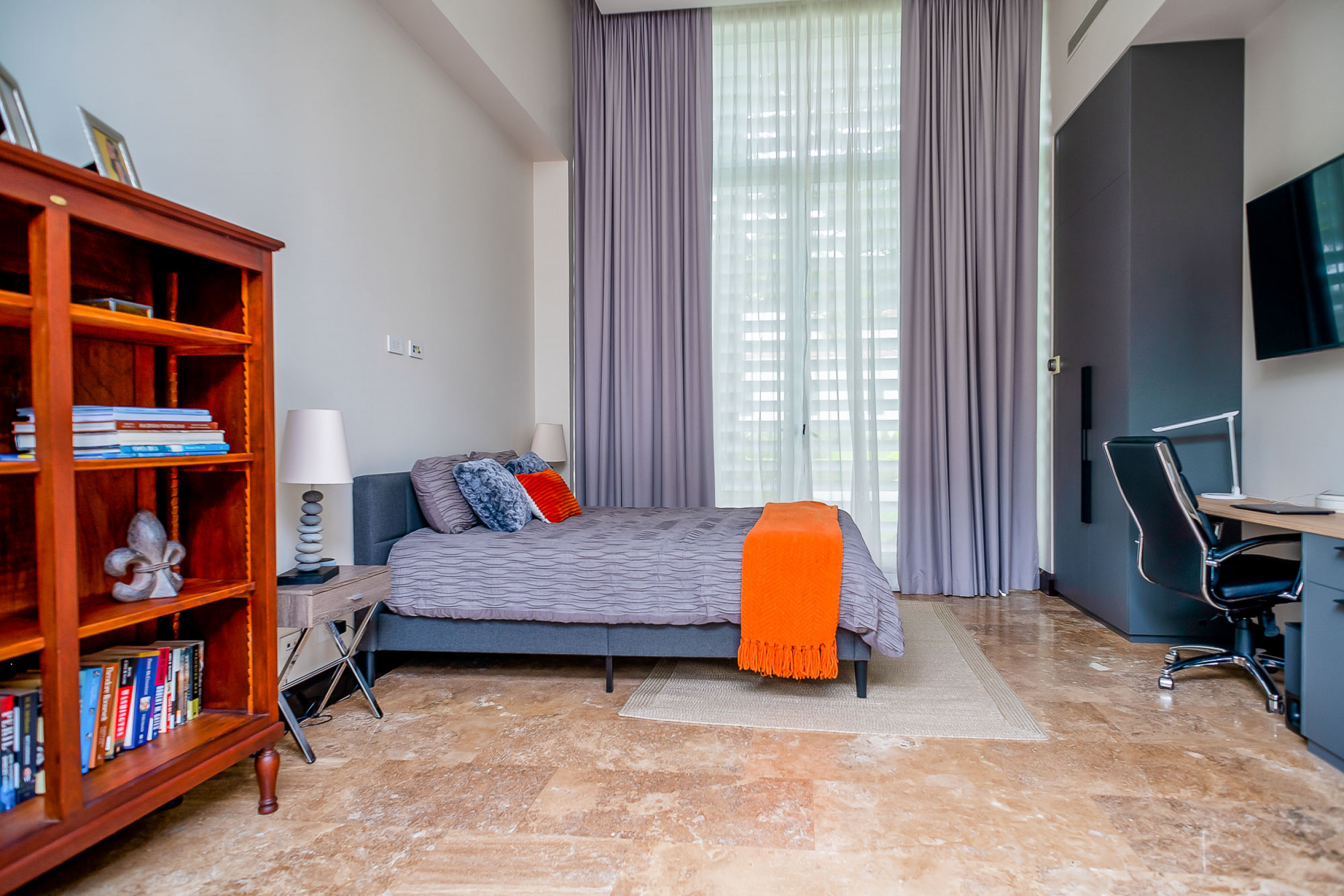 Luxurious Living: Casa Illuminata - Where Contemporary Elegance Meets Natural Splendor