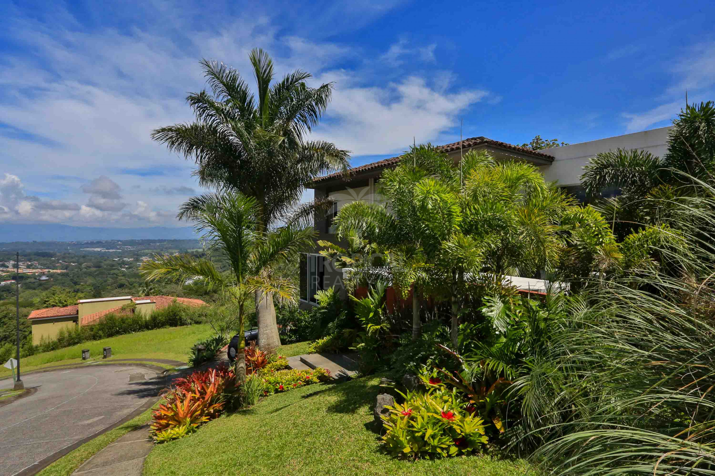 Luxury Home for Sale in Ciudad Colón – Infinity Pool & Forest Views