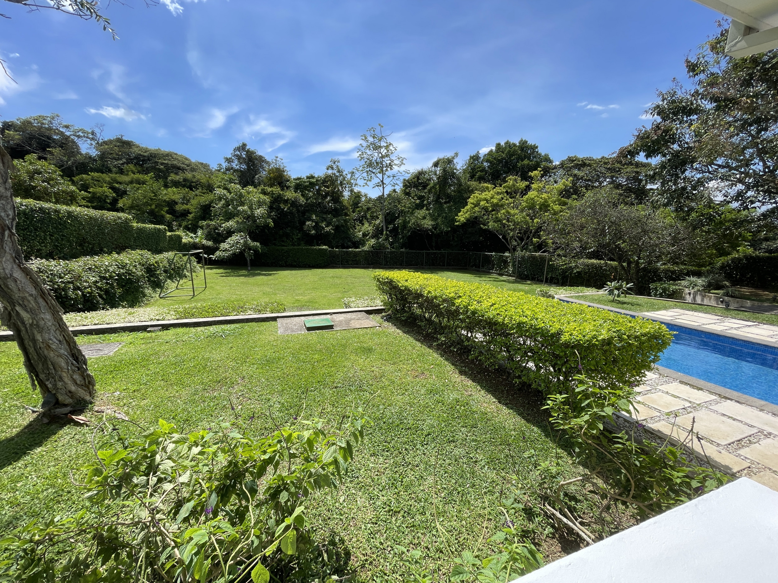 House for sale in Ciudad Colón, El Rodeo – With Pool and Spacious Green Areas