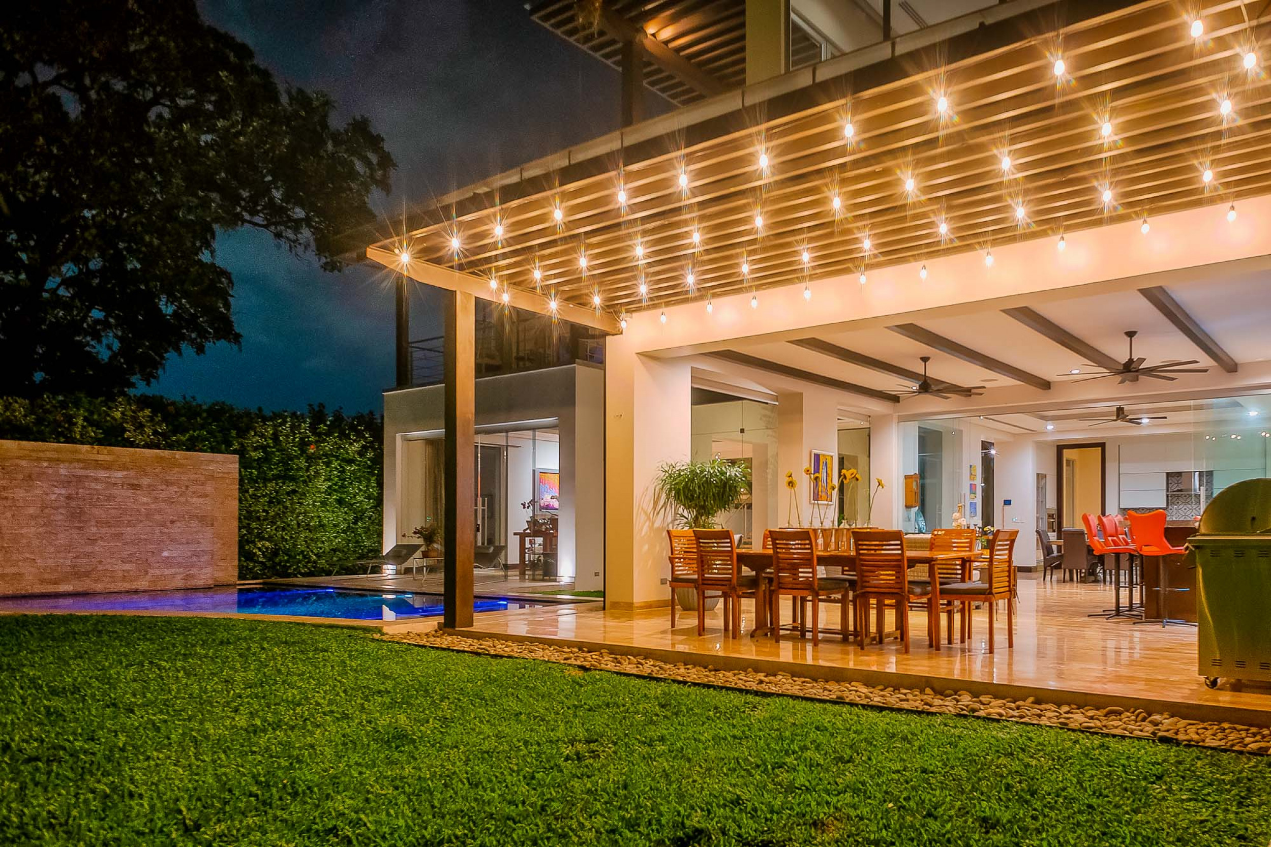 Luxurious Living: Casa Illuminata - Where Contemporary Elegance Meets Natural Splendor