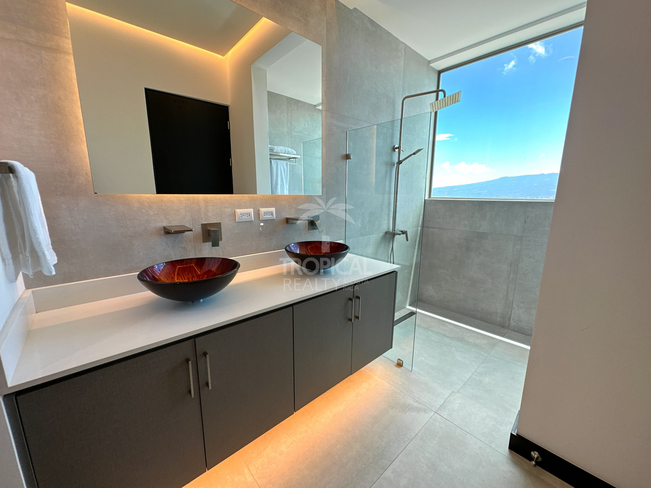 Modern Luxury Home with Panoramic City Views in Exclusive Opportunity!