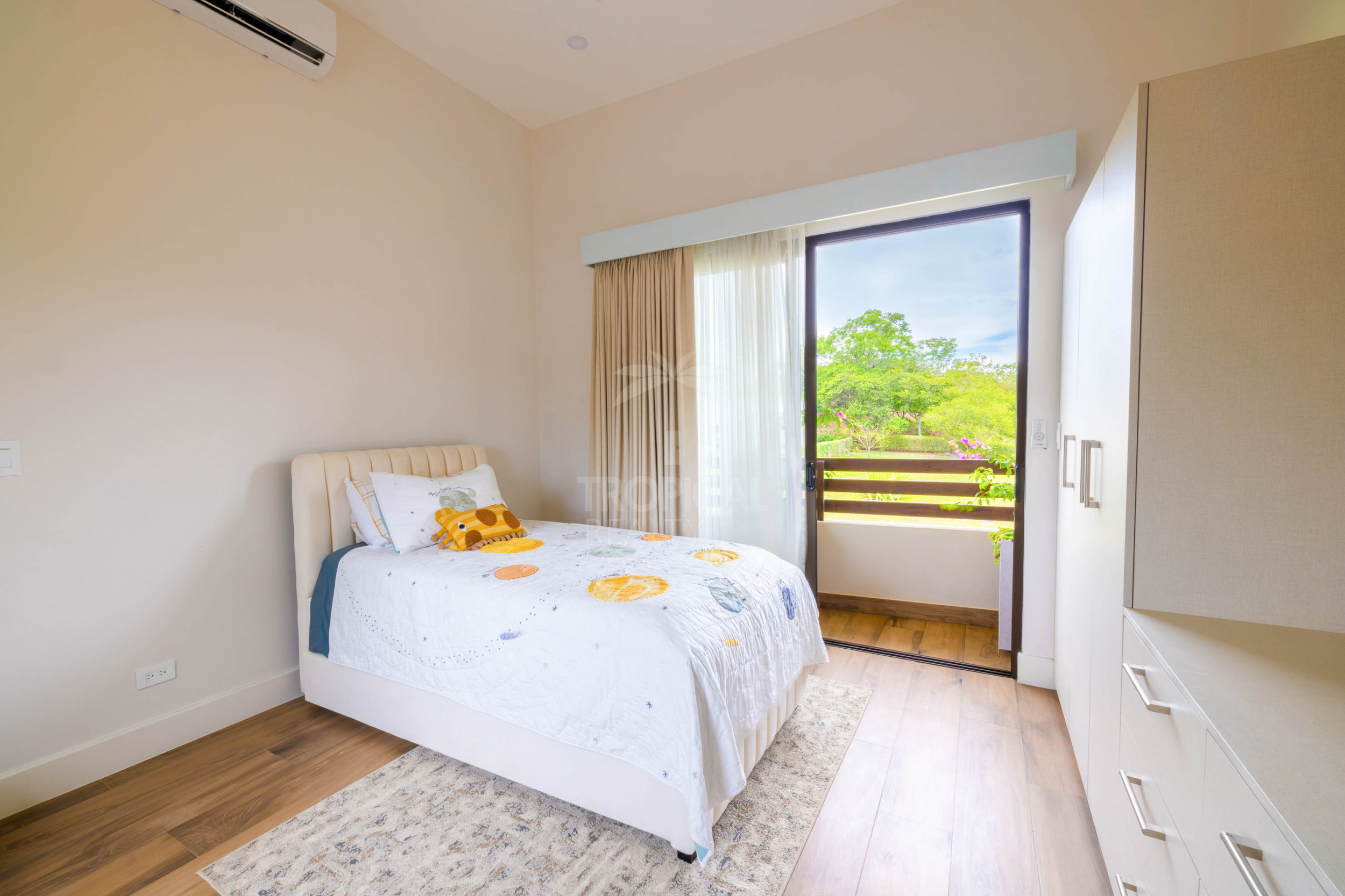Luxury Residence for Sale in Hacienda Los Reyes – Contemporary Design, Guest Apartment & Exclusive Lifestyle