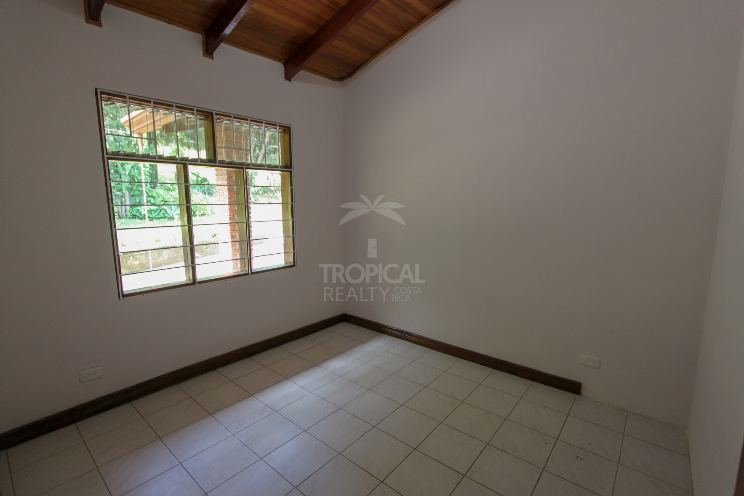Single-Story Home for Sale – Santa Ana, Piedades | Expansive 2,650 m² Lot with Scenic Views and Development Potential