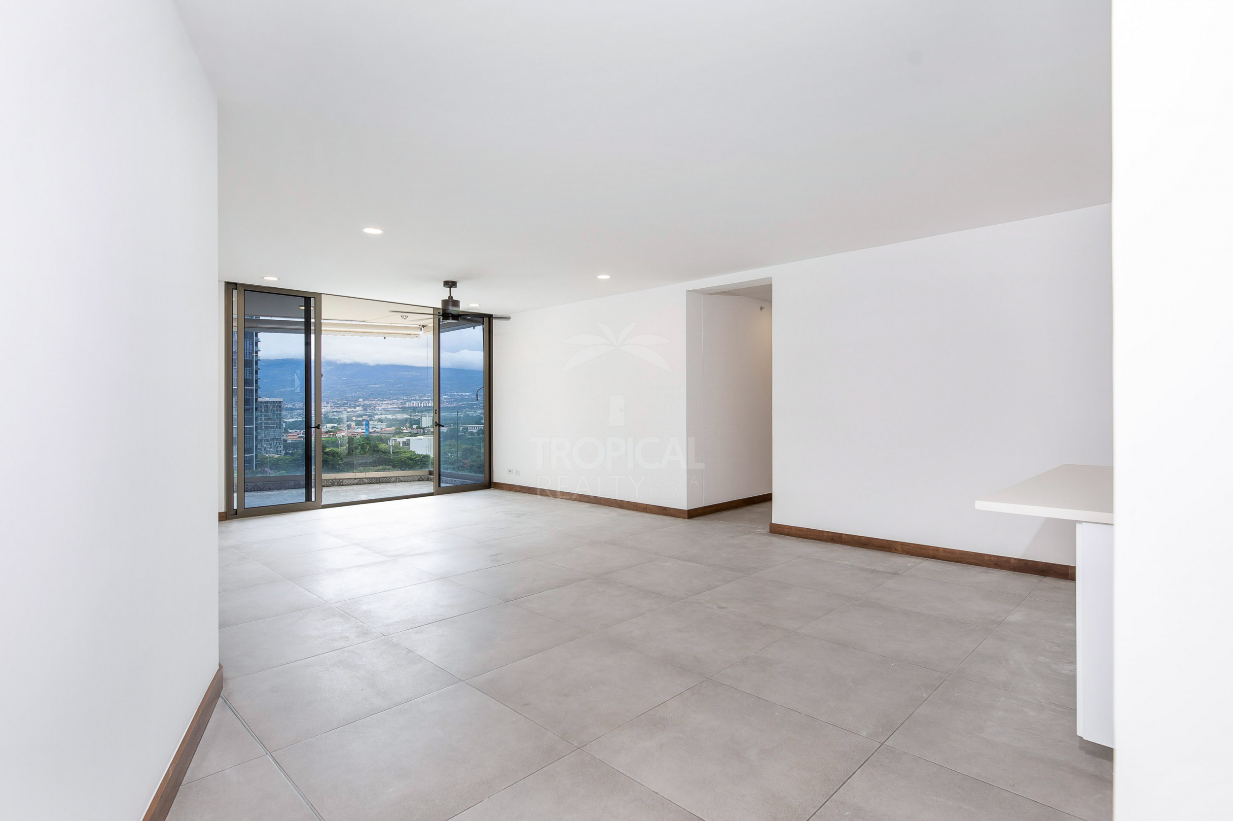 Luxury 10th Floor Condo with Panoramic Views in Nunciatura