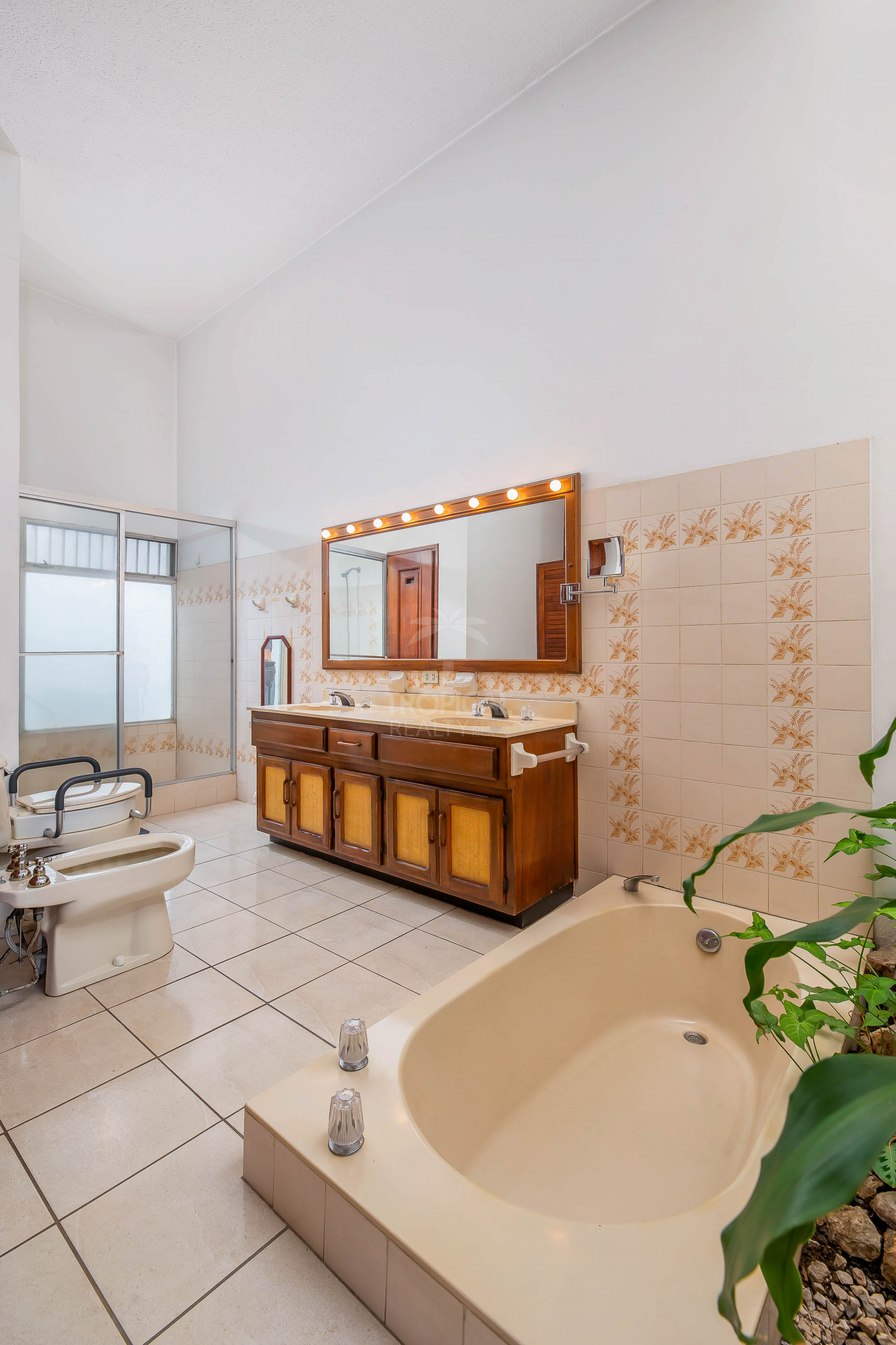 Single-Story Home with Private Pool for Sale in Trejos Montealegre, Escazú SOLD