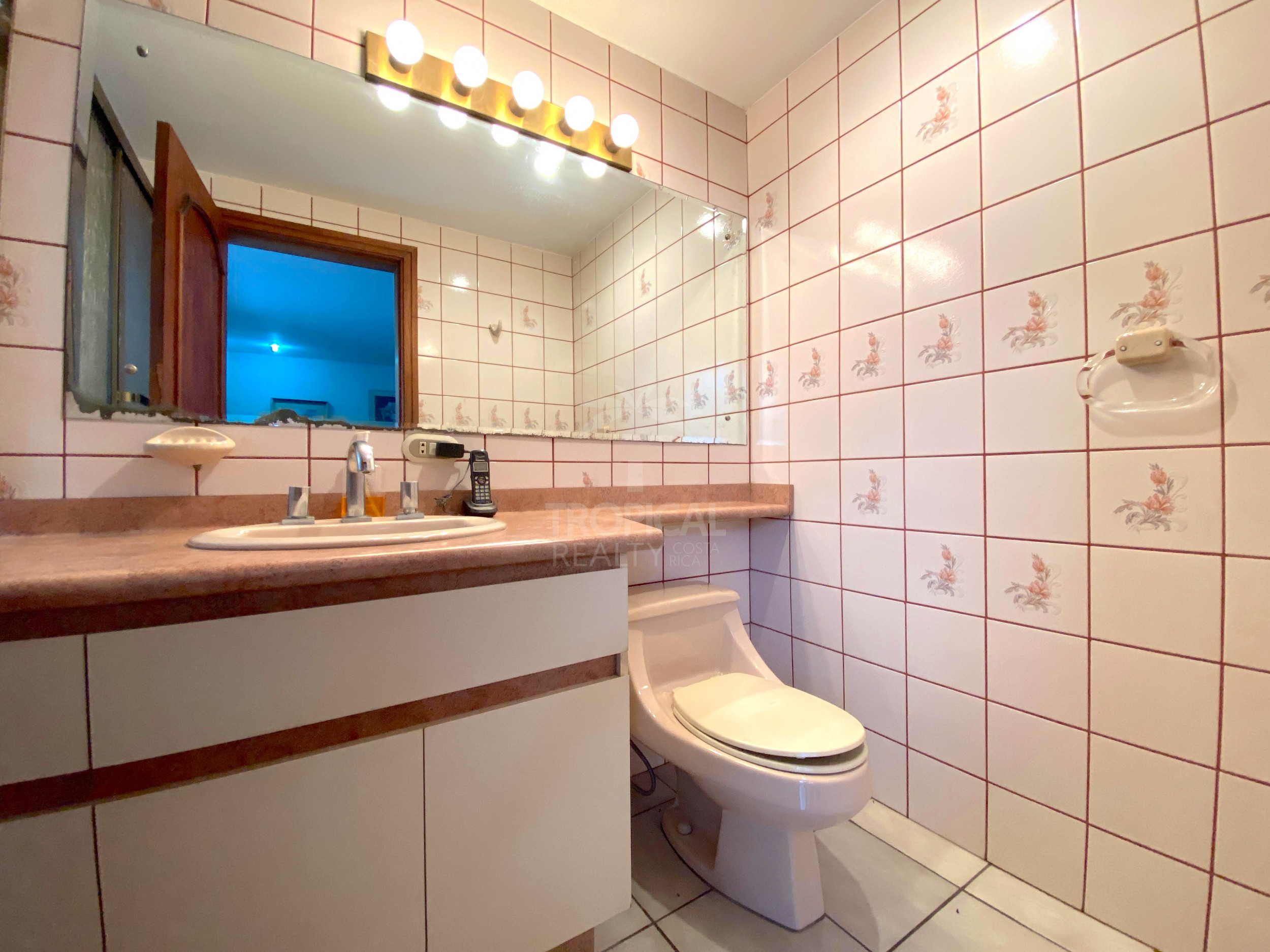 Spacious Apartment in Condominio Santa Fe: Space, Escazu