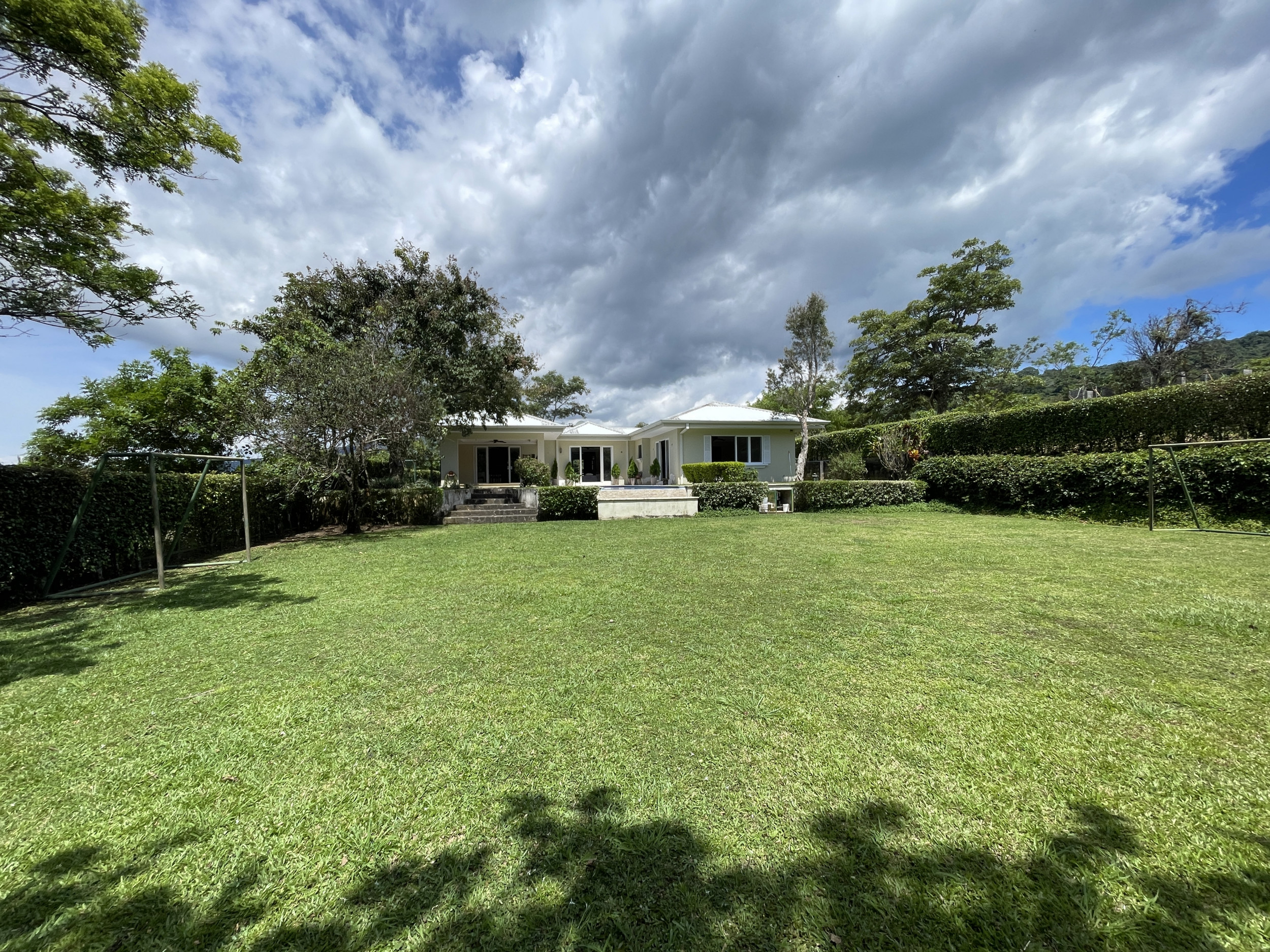 House for sale in Ciudad Colón, El Rodeo – With Pool and Spacious Green Areas